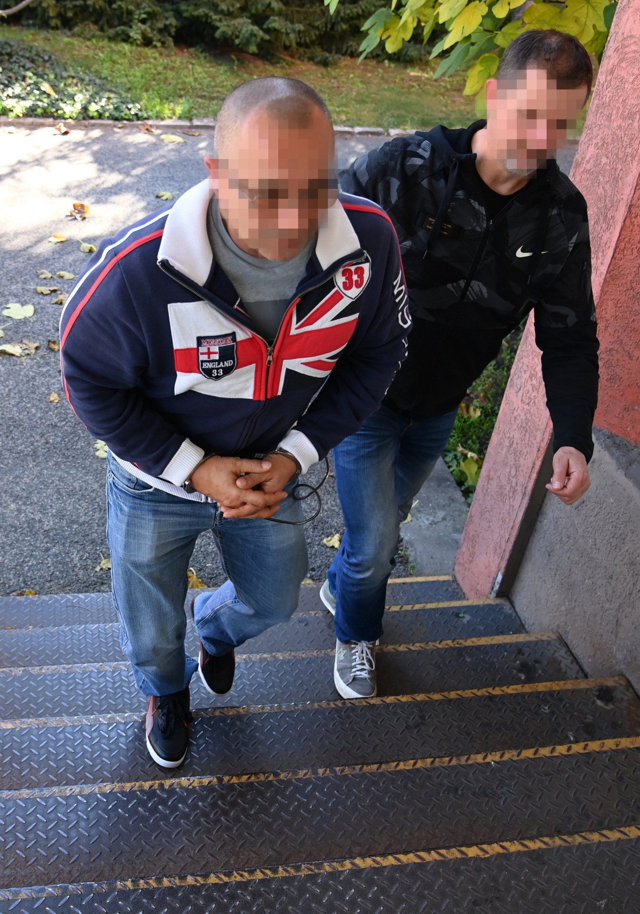 Pécs, 2022. október 21.
Rendőrök előállítanak egy férfit Pécsen 2022. október 18-án. A férfi és társai, az úgynevezett kötözős banda tagjai ellen rablás bűntettének megalapozott gyanúja miatt folytatnak nyomozást. A gyanú szerint a 2010-ben kezdődött rablássorozatban az elkövetők főként gyorskötözővel gúzsba kötött áldozataikat fegyverrel, késsel fenyegetve kényszerítették ékszereik, pénzük átadására.
MTI/Mihádák Zoltán