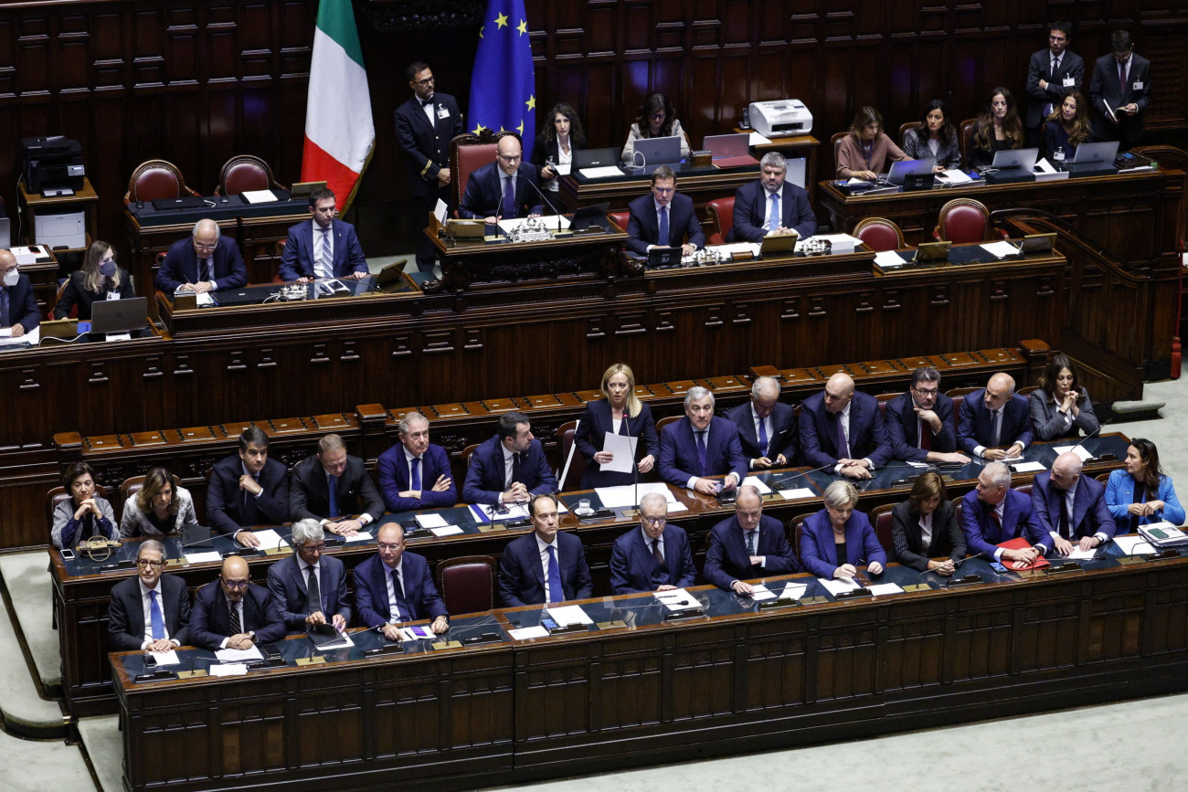 Róma, 2022. október 25.
Giorgia Meloni új olasz miniszterelnök, az Olasz Testvérek (FdI) párt vezetője (k) első beszédét mondja kormányfőként a kormányáról tartott bizalmi szavazás előtt a római parlament alsóházában 2022. október 25-én. A szeptember 25-i előrehozott parlamenti választásokon győztes Meloni kormányát október 22-én iktatták be a római államfői rezdencián. Hátsó sorban balról a hatodik Matteo Salvini miniszterelnök-helyettes, a kikötőkért is felelős infrastrukturális miniszter, a Liga párt vezetője, jobbról a hatodik Antonio Tajani miniszterelnök-helyettes, külügyminiszter, a Forza Italia (Hajrá, Olaszország) párt alelnöke.
MTI/EPA-ANSA/Fabio Frustaci