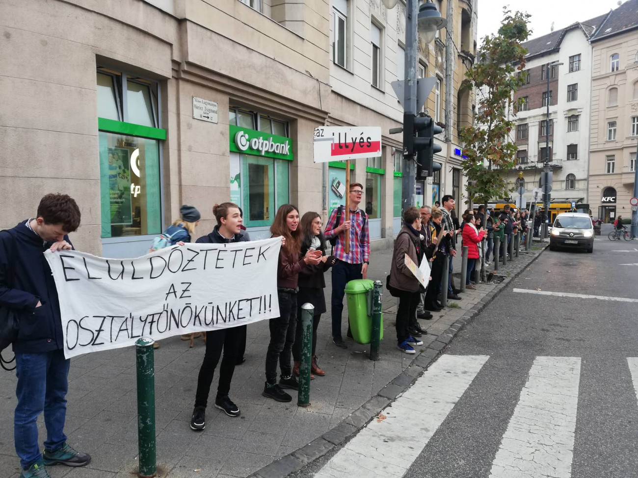 Tiltakozók élőlánca Budapesten