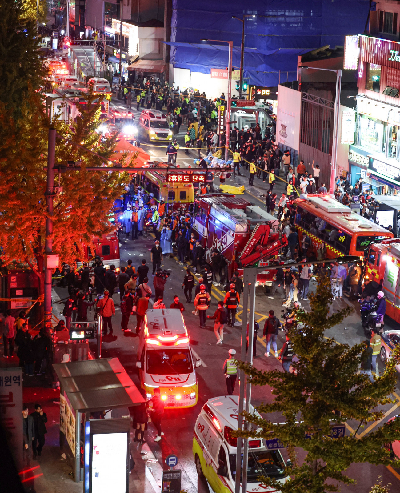 Szöul, 2022. október 29.
Sérült embereket részesítenek elsősegélyben Szöulban, ahol legkevesebb százhúsz ember meghalt, százan pedig megsérültek a halloween-ünnepségek idején az egyik szűk utcán kitört lökdösődésben 2022. október 29-én.
MTI/EPA/Yonhap