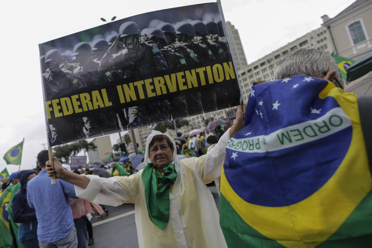 Rio de Janeiro, 2022. november 2.
Jair Bolsonaro brazil elnök támogatói az államfő választási veresége miatt tiltakoznak a Rio de Janeiró-i katonai parancsnokság előtt 2022. november 2-án. Bolsonaróval szemben baloldali ellenfele, Luiz Inacio Lula da Silva győzött az elnökválasztás október 30-i második fordulójában.
MTI/EPA/EFE/Antonio Lacerda