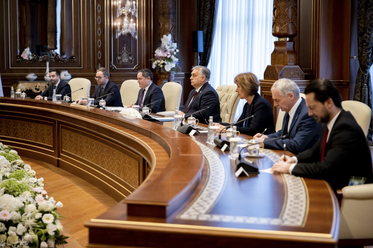 Szamarkand, 2022. november 10.
A Miniszterelnöki Sajtóiroda által közreadott képen Orbán Viktor miniszterelnök (j4) Savkat Mirzijojev üzbég elnökkel folytatott tárgyalásán Szamarkandban 2022. november 10-én. A kormányfő mellett balról Nagy Márton gazdaságfejlesztési miniszter (b3) és Orbán Balázs, a miniszterelnök politikai igazgatója (b2), jobbról Havasi Bertalan, a Miniszterelnöki Sajtóiroda vezetője.
MTI/Miniszterelnöki Sajtóiroda/Fischer Zoltán