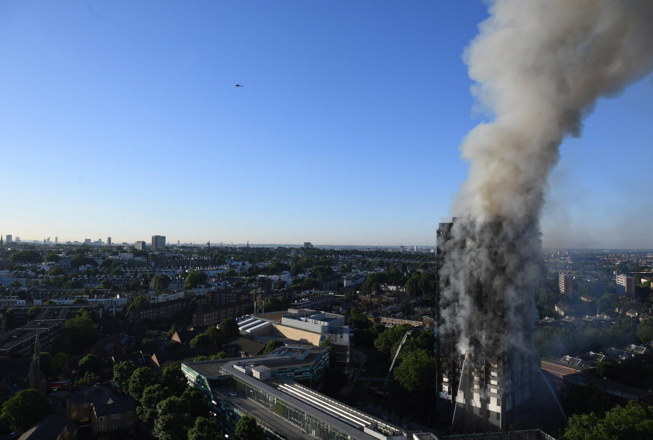 London, 2017. június 14.
Füst gomolyog a lángoló a Grenfell Tower épületéből a London nyugati részén lévő North Kensington negyedben 2017. június 14-én. A huszonhét emeletes lakóház lángjainak megfékezéséért mintegy kétszáz tűzoltó küzd. (MTI/EPA/Facundo Arrizabalaga)