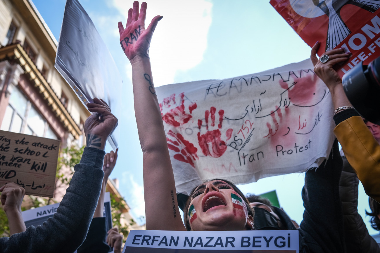 Isztambul, 2022. október 17.
A 22 éves iráni Mahsza Amini halála miatt tiltakoznak a tüntetők Irán isztambuli konzulátusa előtt 2022. október 17-én. Iránban és más országokban a fejkendője nem megfelelő viselése miatt őrizetbe vett fiatal kurd nő, Mahsza Amini halála után törtek ki tüntetések szeptember közepén.
MTI/EPA/Sedat Suna