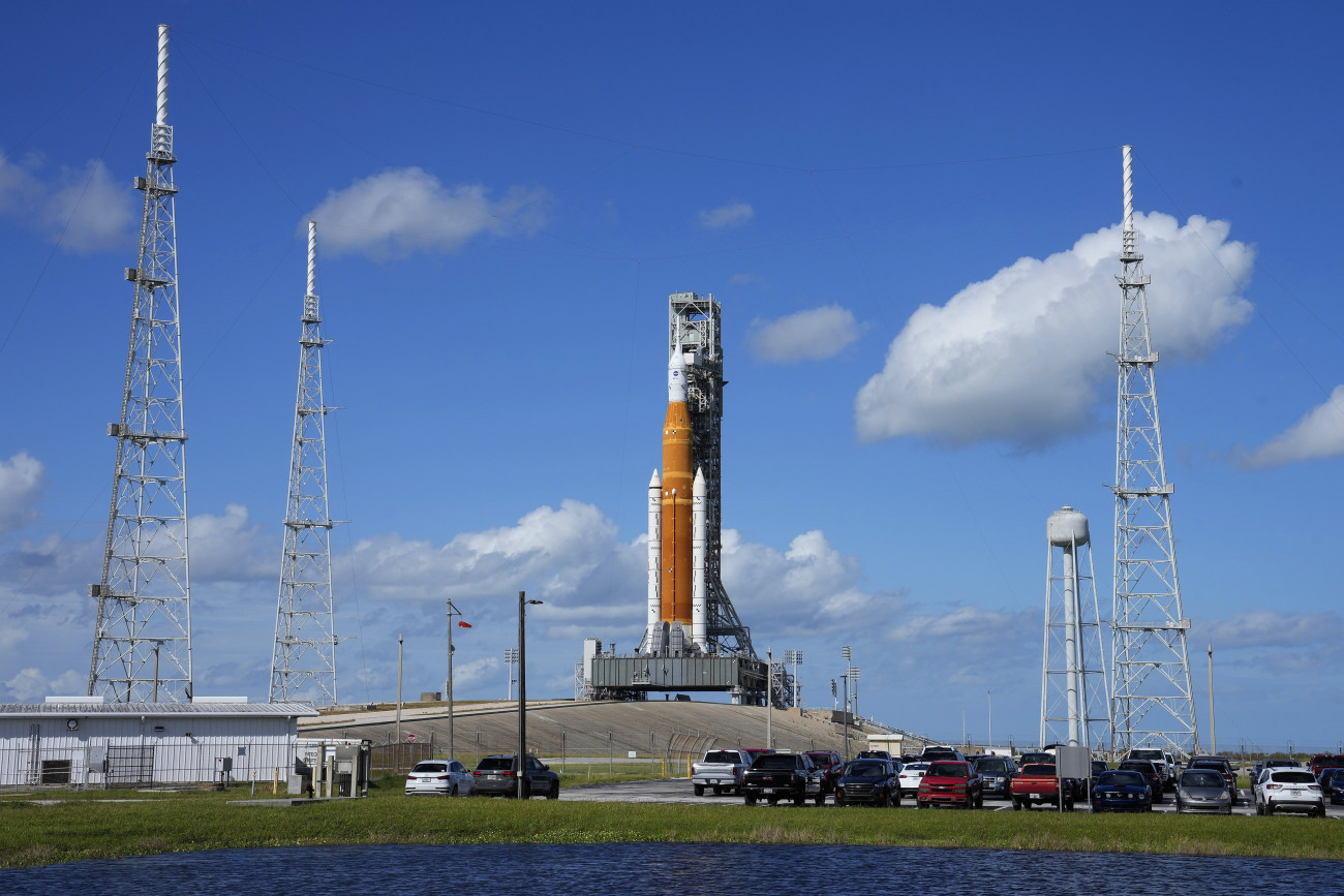 Cape Canaveral, 2022. november 11.
Az Orion amerikai Hold-űrhajó egy Artemis hordozórakétával összekapcsolva a Kennedy Űrközpont kilövőállásán, a floridai Cape Canaveralben 2022. november 11-én. A NASA november 14-én tervezi felbocsátani tesztrepülésre az űrhajót, amelynek fedélzetén csak három kísérleti bábut helyeznek el, a rajtuk elhelyezett érzékelők mérik majd a sugárzást és a keletkező rezgéseket a Hold-utazás alatt. A NASA Artemis-programjának ez lesz az első próbarepülése.
MTI/AP/Chris O'Meara