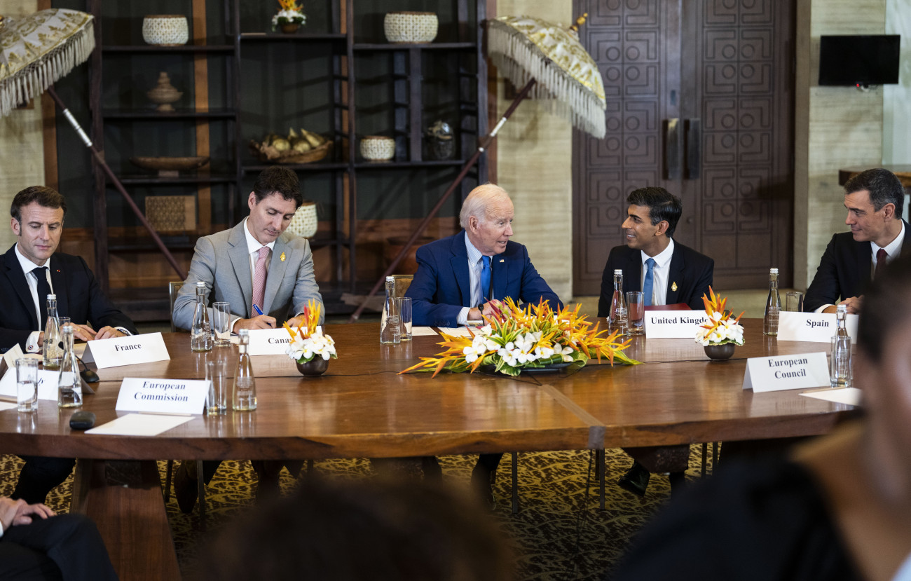 Nusa Dua, 2022. november 16.
Emmanuel Macron francia elnök, Justin Trudeau kanadai miniszterelnök, Joe Biden amerikai elnök, Rishi Sunak brit és Pedro Sánchez spanyol miniszterelnök a G7 és a NATO tagországai vezetőinek rendkívüli ülésén a világ 19 legfejlettebb gazdaságú és vezető feltörekvő országát, valamint az Európai Uniót tömörítő húszas csoport, a G20 csúcstalálkozóján az indonéziai Bali szigetén fekvő Nusa Dua luxusüdülőhelyen 2022. november 16-án. Az előző nap feltehetőleg orosz gyártmányú rakéta robbant fel a kelet-lengyelországi Przewodów falu egyik gabonasilójában, és két embert megölt. Az eset Oroszország Ukrajna elleni háborúja alatt történt.
MTI/AP/The New York Times pool/Doug Mills