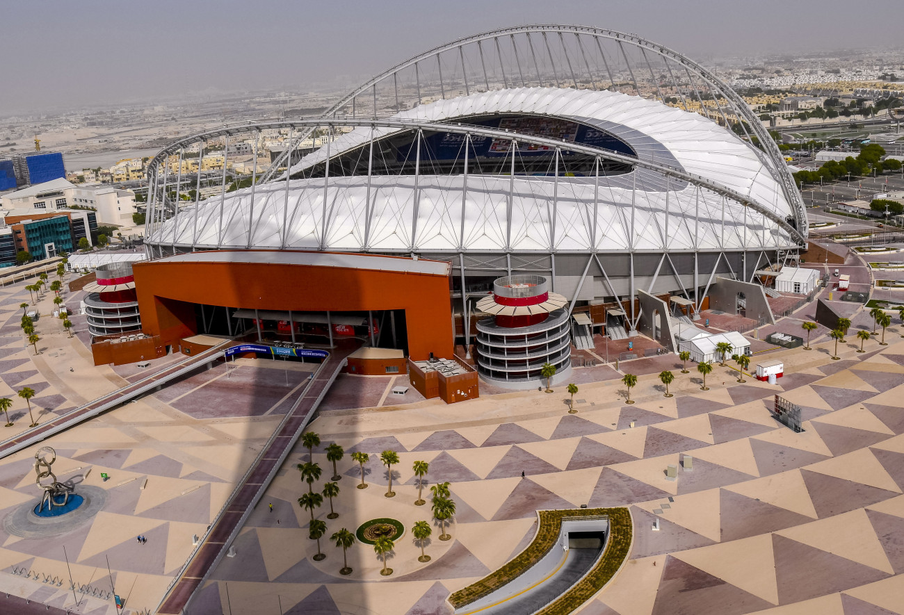 A 2022-es katari labdarúgó-világbajnokság hat csoportmérkőzésének, nyolcaddöntőjének, valamint a bronzmérkőzésnek otthont adó Halifa Stadion Dohában 2022. október 17-én. A katari vb harmadik legnagyobb stadionja 45 416 fő befogadására alkalmas. Fotó: MTI/EPA/Nusad Szekkajil