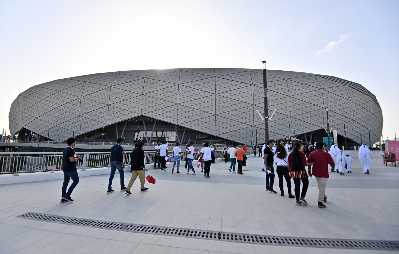 A 2022-es katari labdarúgó-világbajnokság hat csoportmérkőzésének, az egyik nyolcaddöntőjének, és az egyik negyeddöntőjének otthont adó Egyetemvárosi Stadion al-Rajjánban. A 45 350 néző befogadására alkalmas aréna onnan kapta a nevét, hogy több egyetem kampuszán belül található. Fotó: MTI/EPA/Nusad Szekkajil