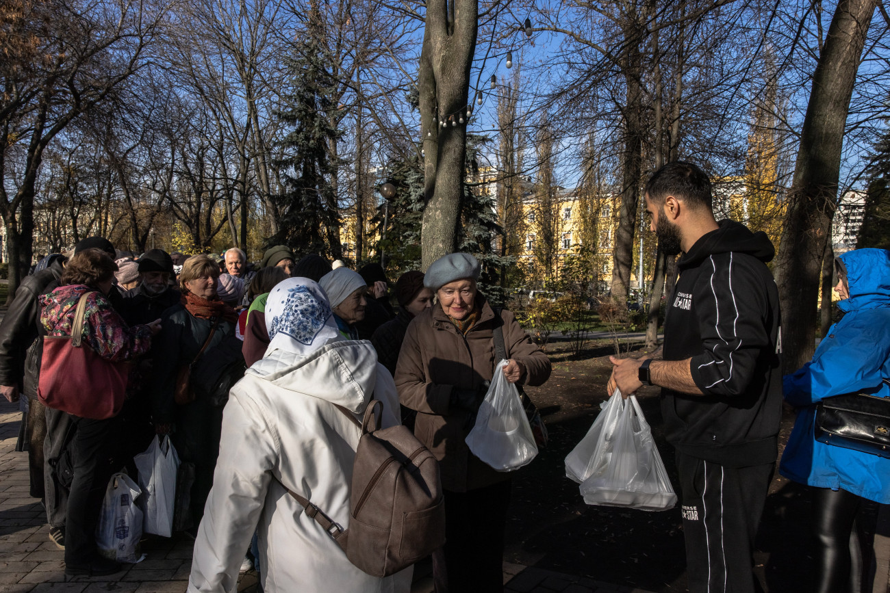 Kijev, 2022. november 9.
Élelmiszersegélyt ad át az embereknek Ali, a kijevi belvárosban lévő Bubble kávézó alkalmazottja 2022. november 9-én. Az Ukrajna ellen indított orosz háború 2022. február 24-i kitörése óta a Bubble dolgozói szinte naponta átlagosan mintegy 200 csomag ingyen élelmet készítenek és adnak át a rászorulóknak.
MTI/EPA/Roman Pilipej