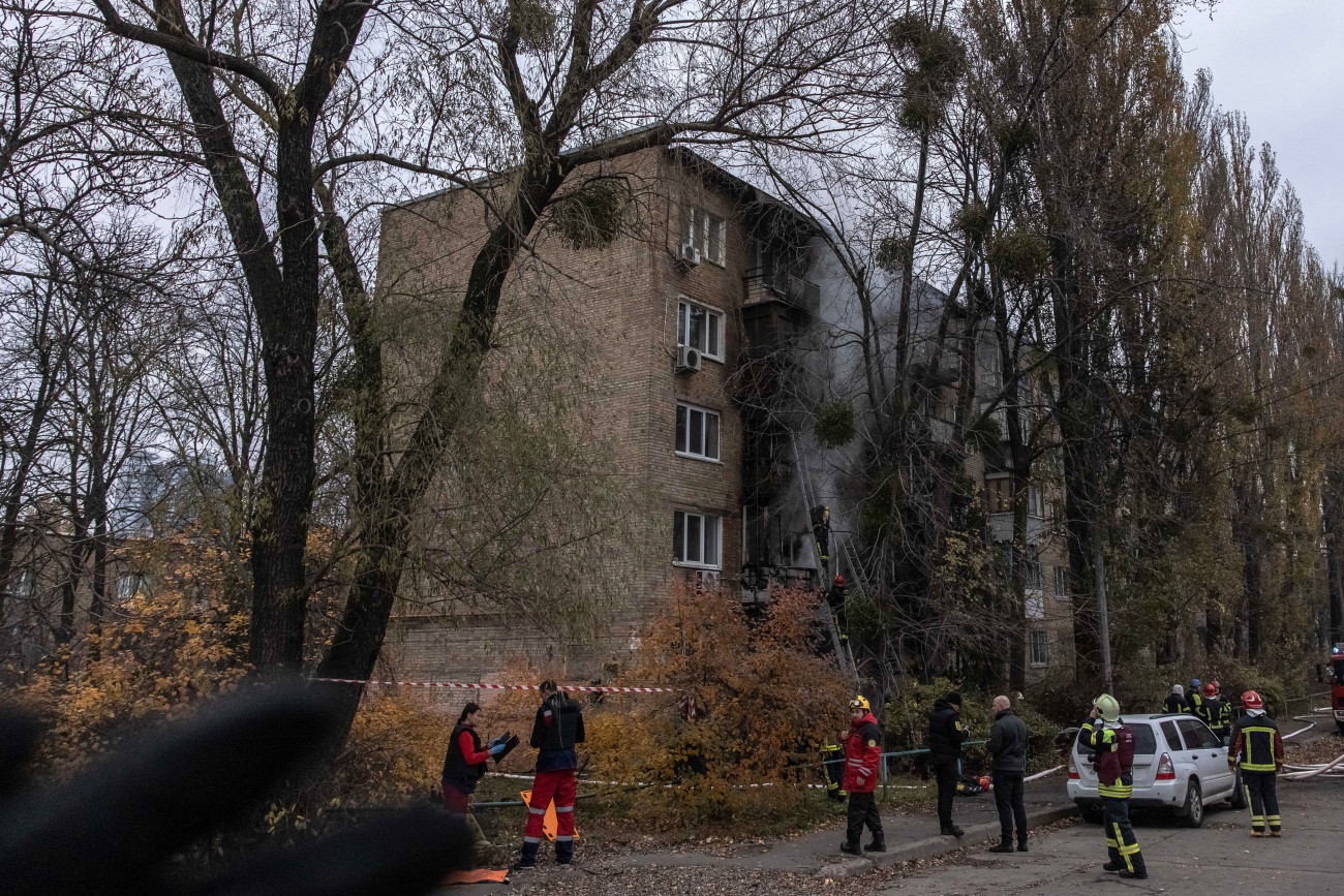 Kijev, 2022. november 15.
Tűzoltók dolgoznak egy orosz légitámadás következtében kigyulladt lakóház oltásán Kijevben 2022. november 15-én. Újabb légitámadást hajtottak végre az orosz erők az ukrán főváros ellen, a légvédelem négy rakétát megsemmisített, de becsapódás történt a város központjában, Pecserszk kerületben, ahol két lakóépületet találtak el lövedékek. A támadásokban legkevesebb egy ember életét vesztette.
MTI/EPA/Roman Pilipej