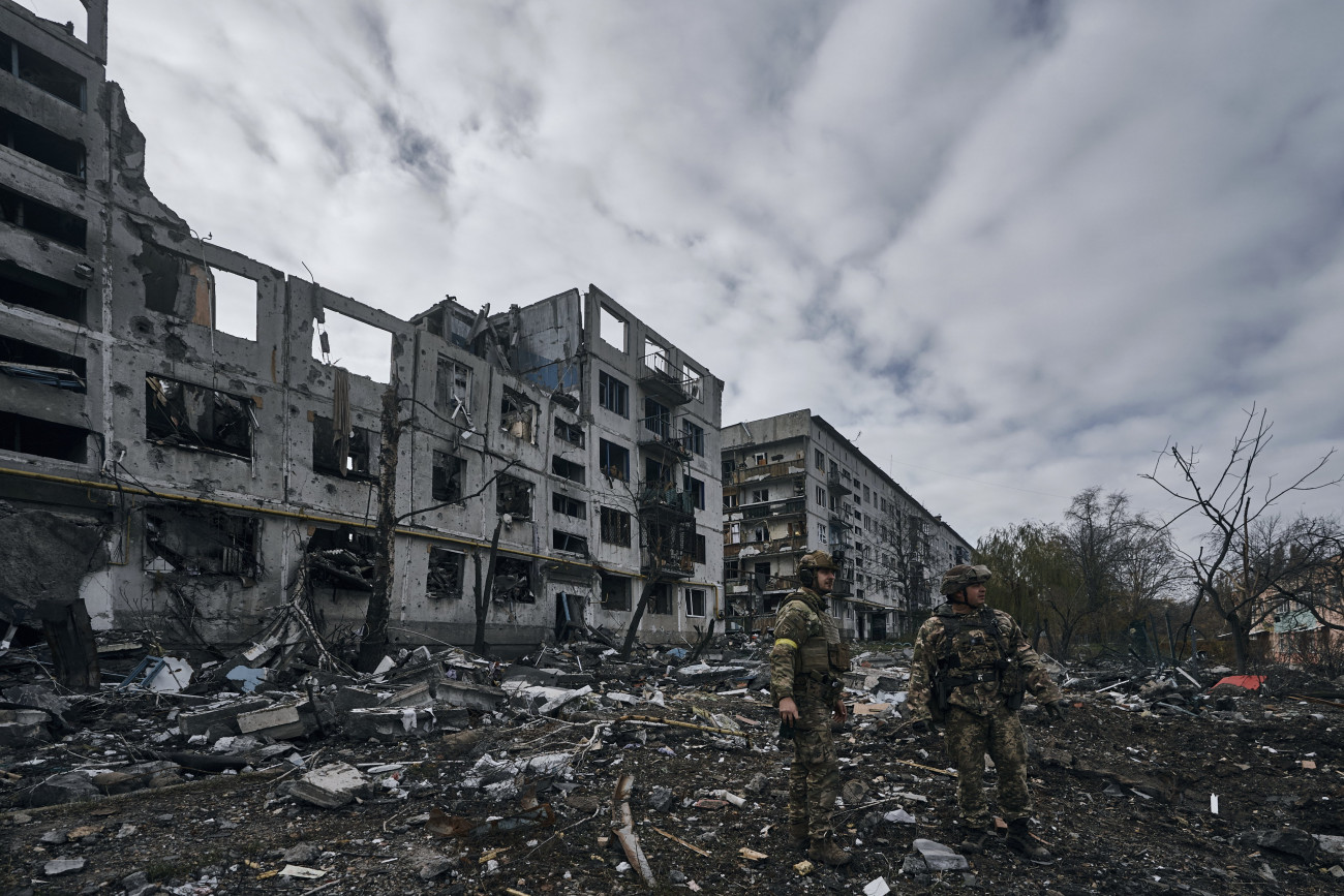 Orosz tüzérségi támadásokban rommá lőtt lakóházak előtt ukrán katonák a kelet-ukrajnai Donyecki területen fekvő Bahmutban 2022. november 10-én.
Forrás: MTI/AP/Libkos/Libkos