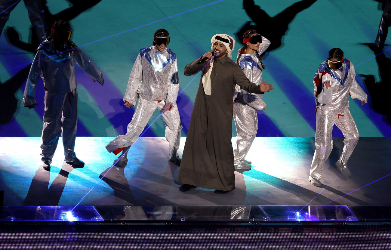 al-Hor, 2022. november 20.
Fahad al-Kubajszi katari énekes a katari labdarúgó-világbajnokság megnyitóünnepségén az al-hori al-Bajt Stadionban 2022. november 20-án.
MTI/EPA/Ronald Wittek