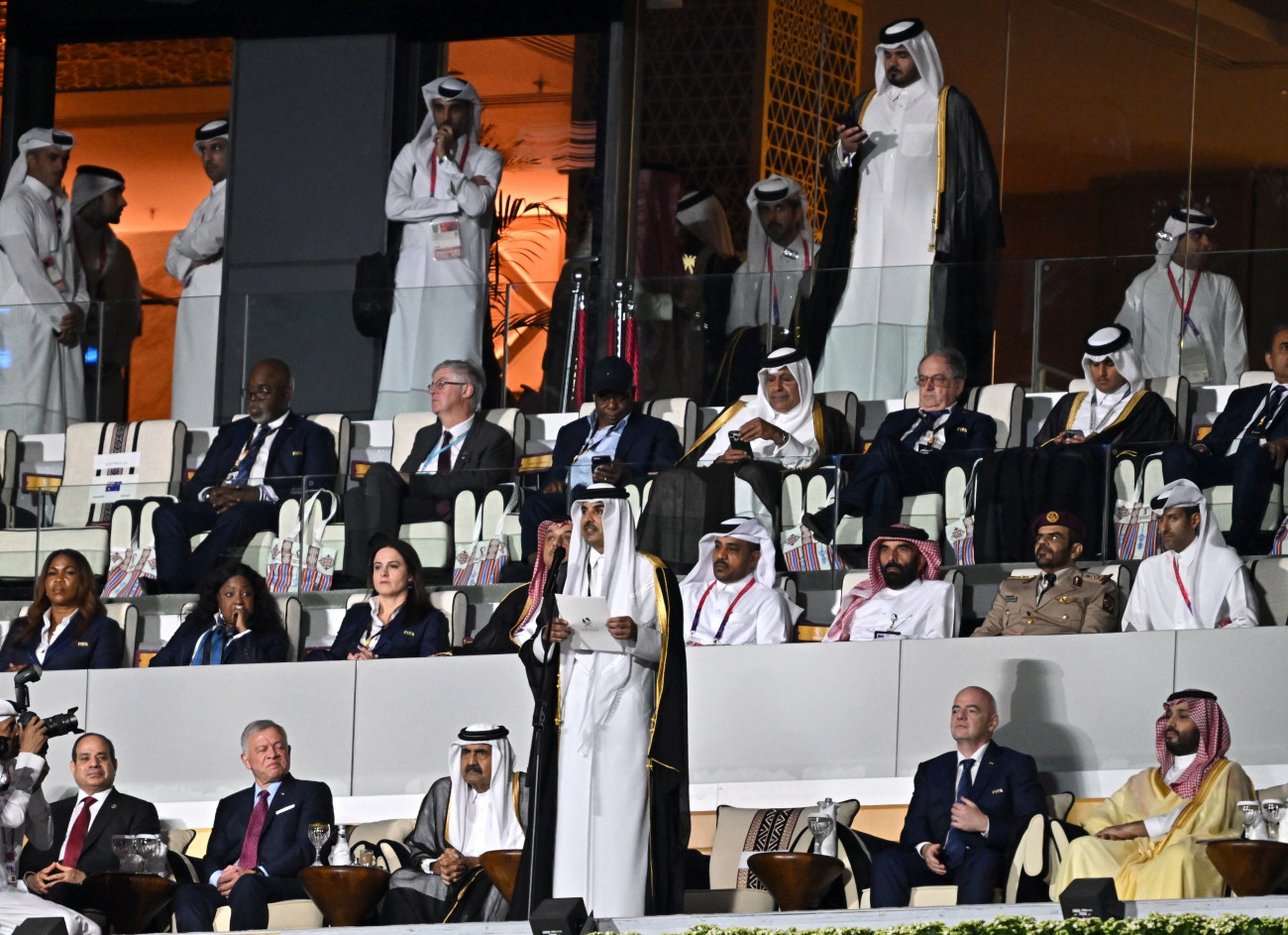 al-Hor, 2022. november 20.
Tamím bin Hamad ál-Száni sejk, katari emír beszél a katari labdarúgó-világbajnokság megnyitóünnepségén az al-hori al-Bajt Stadionban 2022. november 20-án. Mellette Abdel-Fattáh esz-Szíszi egyiptomi elnök, II. Abdalláh jordániai király, Hamad bin Kalifa ál-Száni sejk, korábbi katari emír, Gianni Infantino, a Nemzetközi Labdarúgó-szövetség, a FIFA elnöke és Mohamed bin Szalmán herceg, szaúd-arábiai trónörökös (b-j).
MTI/EPA/Nusad Szekkajil