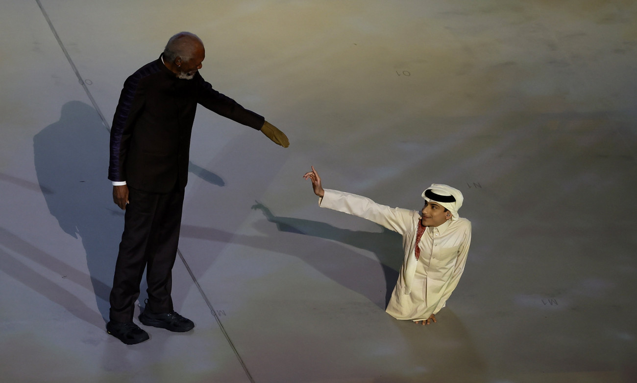al-Hor, 2022. november 20.
Morgan Freeman amerikai színész (b) és Ganim al-Muftah, a vb nagykövete a katari labdarúgó-világbajnokság megnyitóünnepségén az al-hori al-Bajt Stadionban 2022. november 20-án.
MTI/EPA/Ronald Wittek