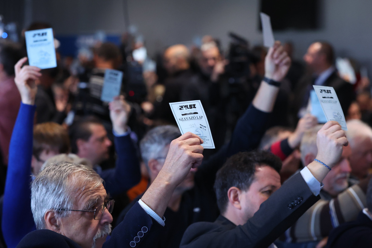 Szavaznak a küldöttek a Magyar Vízilabda Szövetség (MVLSZ) rendkívüli közgyűlésén a Duna Arénában 2022. november 19-én. Madaras Norbertet választották meg a szervezet új elnökének.
Forrás: MTI/Kovács Anikó