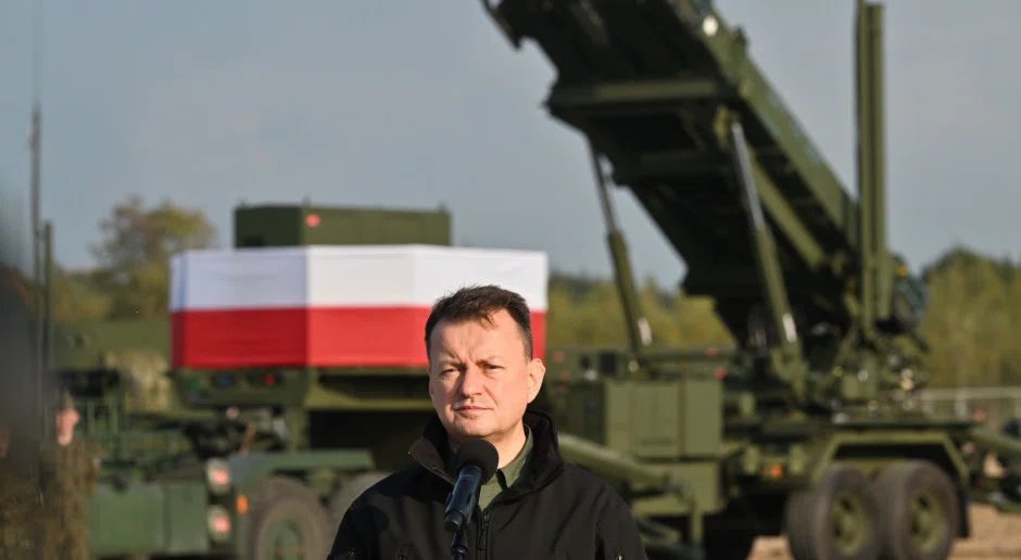 Mariusz Blaszczak lengyel védelmi miniszter egy MIM-104 Patriot légvédelmi rakétarendszer előtt. Fotó: Twitter