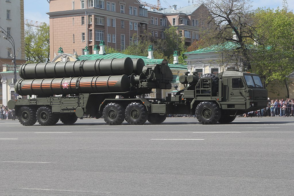 Orosz Sz-400 Triumf légvédelmi rakétarendszer indító járműve. Fotó: Wikipédia