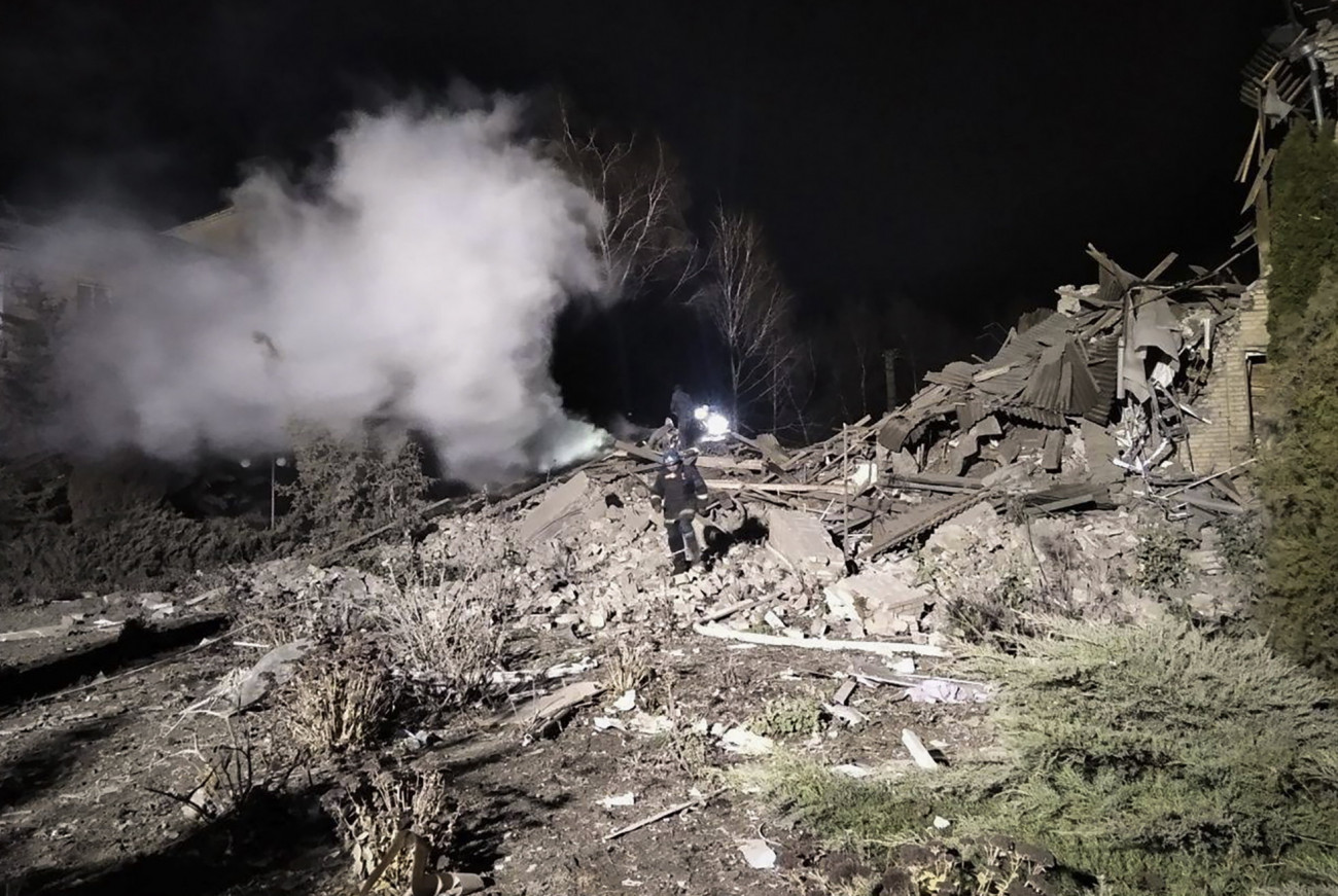 Vilnjanszk, 2022. november 23.
A Zaporizzsjai terület katonai közigazgatása által közreadott képen ukrán tűzoltók egy kórház szülészeti osztályának egy rakétatámadásban megsérült épületét oltják a Zaporizzsjai területen fekvő Vilnjanszkban 2022. november 23-án. Ukrán források szerint egy újszülött életét vesztette, az anyát és az orvost élve emelték ki a romok alól. A terület kormányzója szerint a támadást az orosz erők hajtották végre.
MTI/AP/A Zaporizzsjai terület katonai közigazgatása