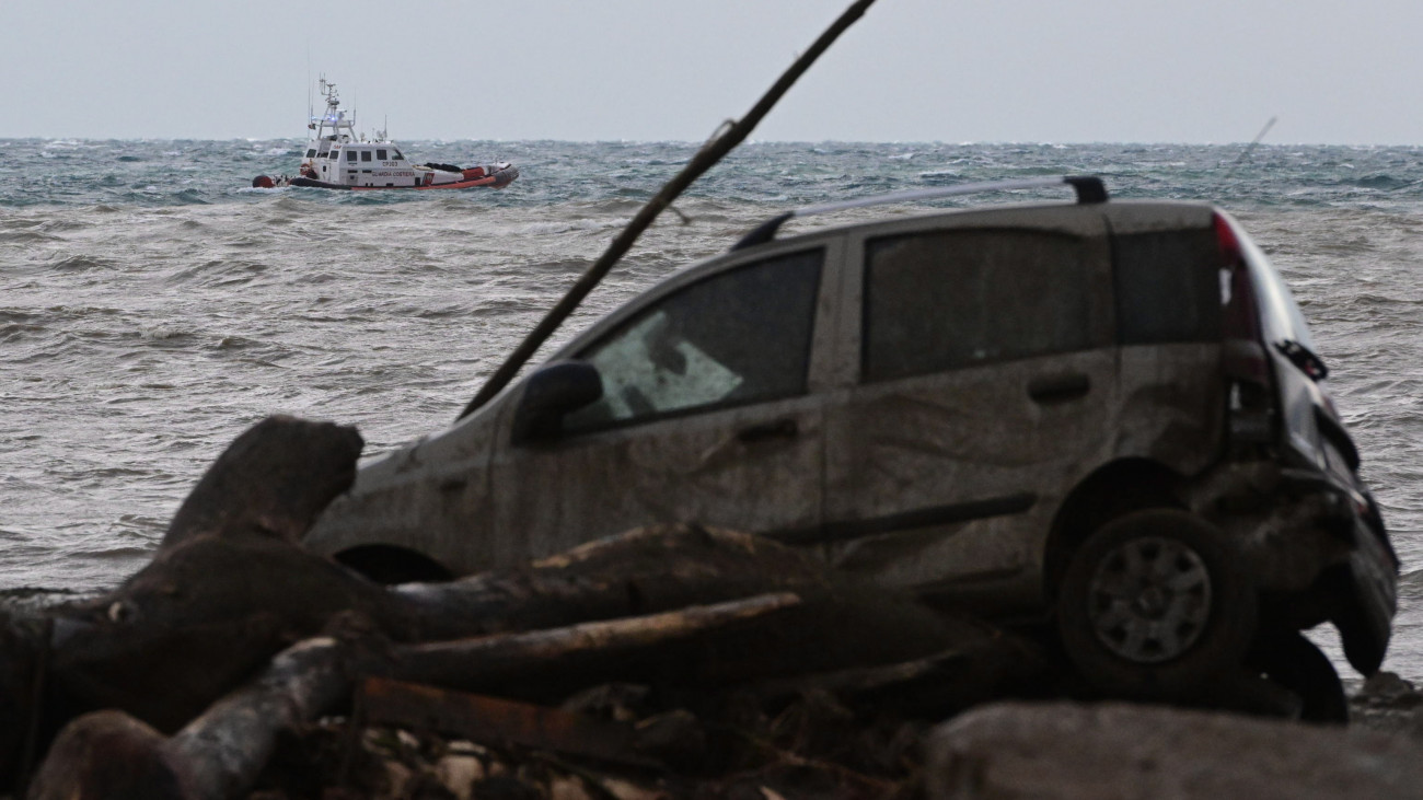 Casamicciola, 2022. november 26.
A sárlavina által a partra sodort autók egyikének roncsa a dél-olaszországi Ischia szigetén fekvő Casamicciolában történt földcsuszamlás helyszínén 2022. november 26-án. A heves esőzések okozta természeti katasztrófa következtében legkevesebb 13 ember eltűnt.
MTI/EPA/ANSA/Ciro Fusco