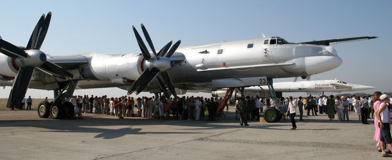 Tu-95 stratégiai bombázó az 