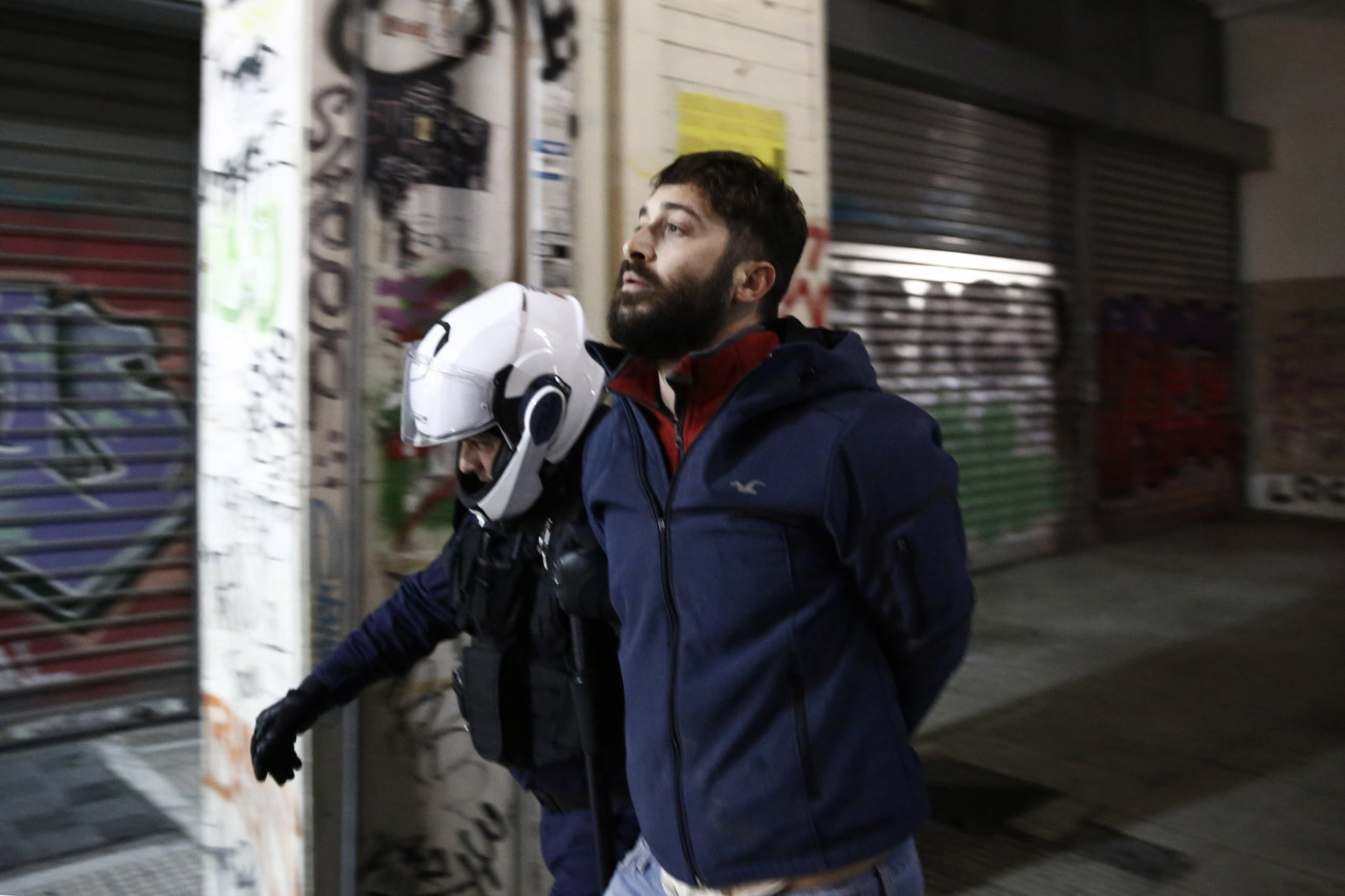 Athén, 2022. december 7.
Őrizetbe vesznek egy tüntetőt Athénban, ahol tüntetők csaptak össze rendőrökkel egy rendőri intézkedés közben agyonlőtt fiatal halálának tizennegyedik évfordulóján, 2022. december 6-án. A görög fővárosban 2008. decemberében egy rendőr agyonlőtte a 15 éves Alekszisz Grigoropuloszt, aki társaival rátámadt egy rendőrautóra.
MTI/EPA/ANA-MPA/Jánisz Koleszidisz