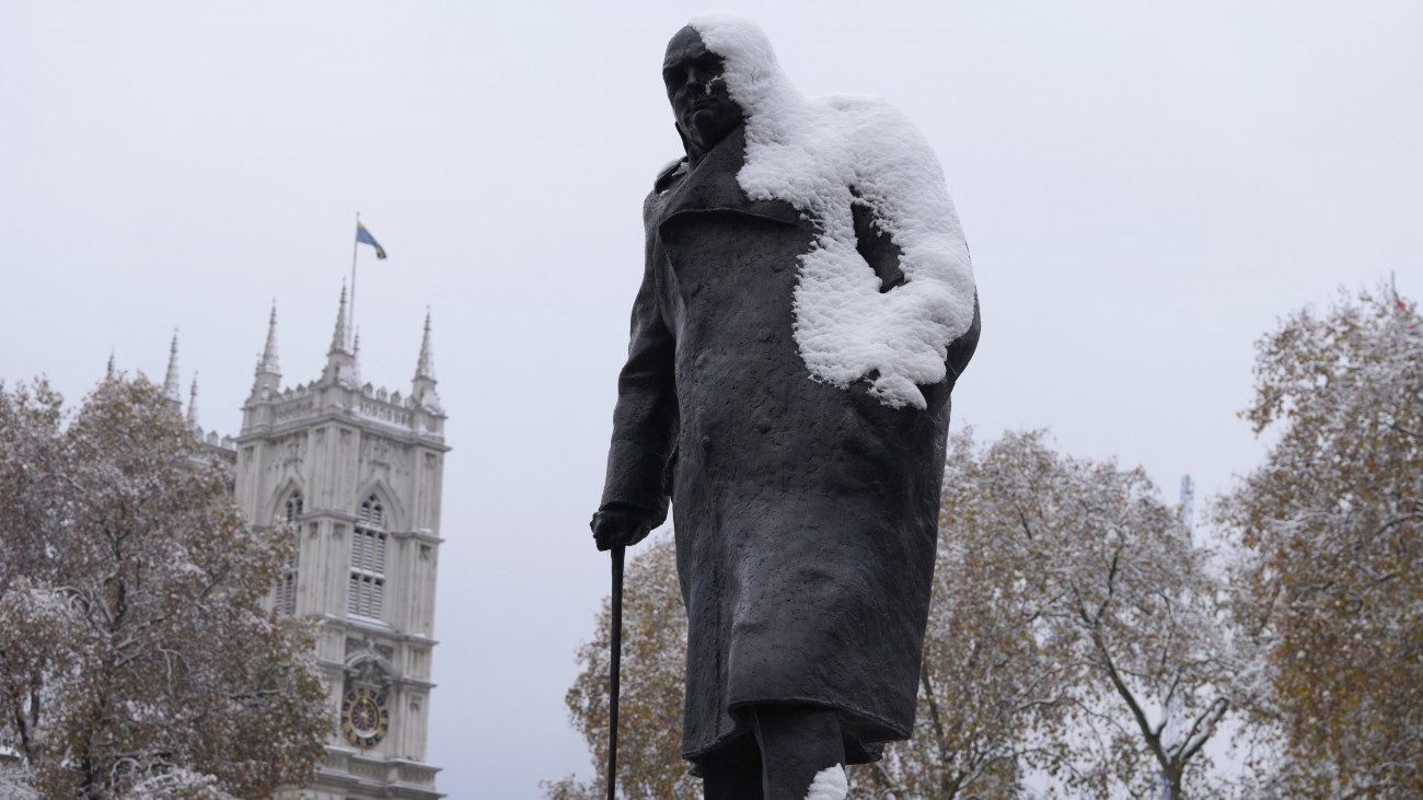 London, 2022. december 12.
Hó lepi Winston Churchill néhai brit miniszterelnök szobrát a londoni Parlament téren 2022. december 12-én.
MTI/AP/Kirsty Wigglesworth