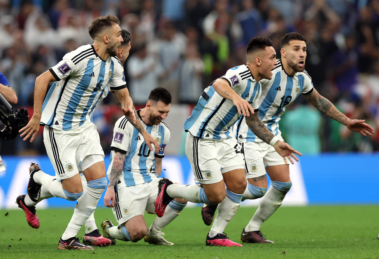 Loszaíl, 2022. december 18.
Argentin játékosok, miután  4-2-re győztek a katari labdarúgó-világbajnokság döntőjében játszott Argentína-Franciaország mérkőzés 3-3-as hosszabbítása utáni tizenegyes-párbajban a Loszaíl Stadionban 2022. december 18-án.
MTI/EPA/Tolga Bozoglu
