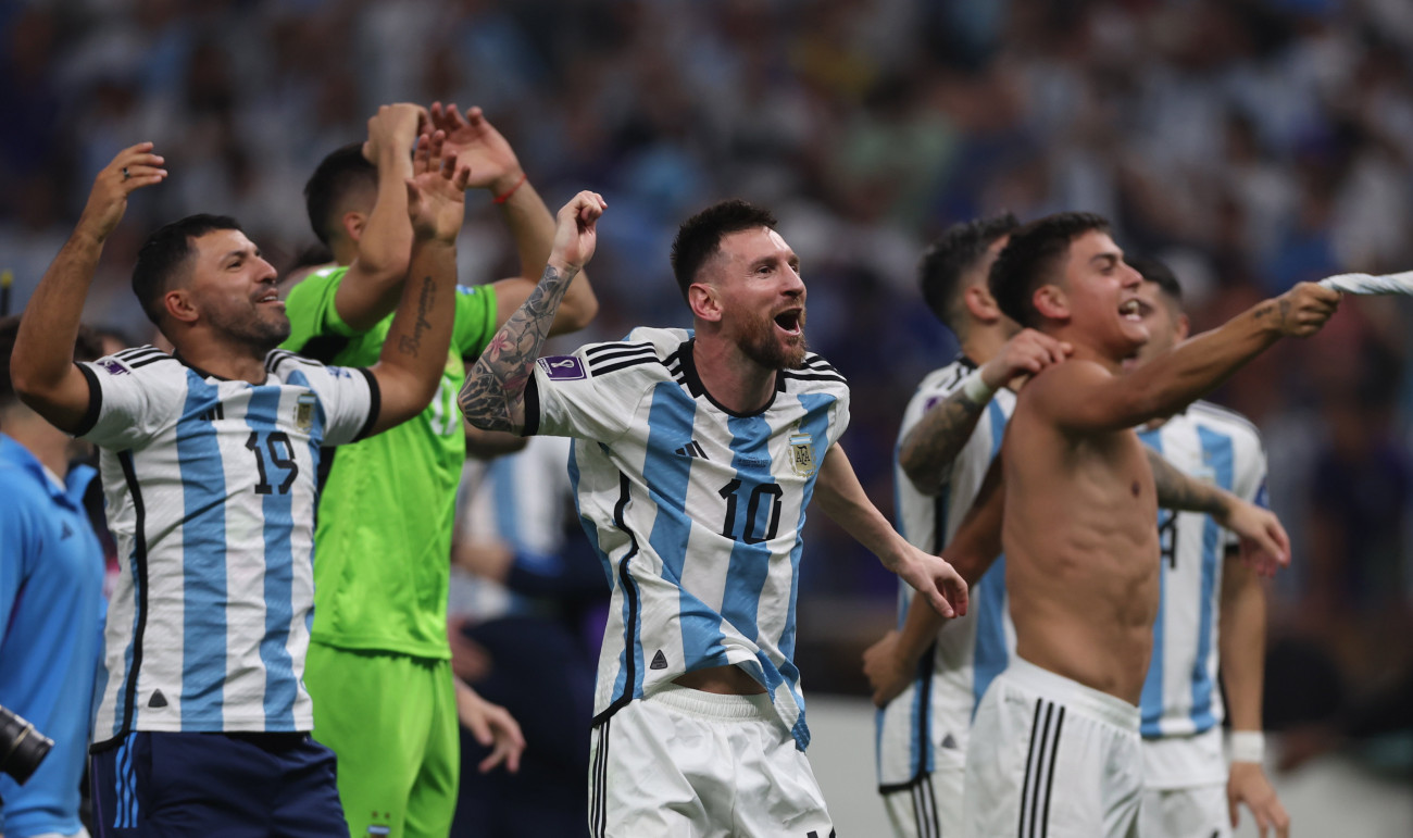Loszaíl, 2022. december 18.
Az argentin Lionel Messi (k) és csapattársai, miután  4-2-re győztek a katari labdarúgó-világbajnokság döntőjében játszott Argentína-Franciaország mérkőzés 3-3-as hosszabbítása utáni tizenegyes-párbajban a Loszaíl Stadionban 2022. december 18-án.
MTI/EPA/Tolga Bozoglu