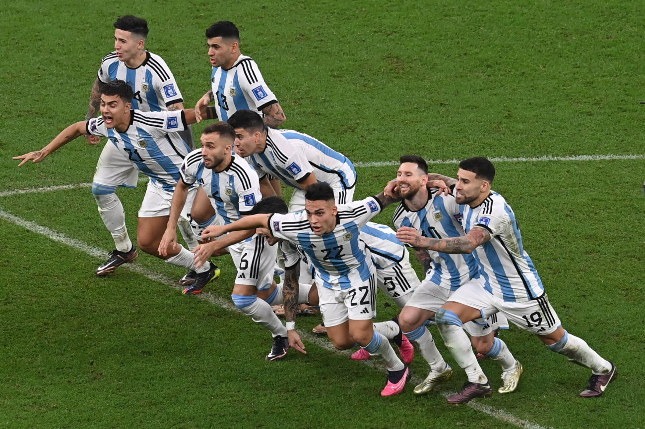 Loszaíl, 2022. december 18.
Argentin játékosok, miután  4-2-re győztek a katari labdarúgó-világbajnokság döntőjében játszott Argentína-Franciaország mérkőzés 3-3-as hosszabbítása utáni tizenegyes-párbajban a Loszaíl Stadionban 2022. december 18-án.
MTI/EPA/Georgi Licovszki