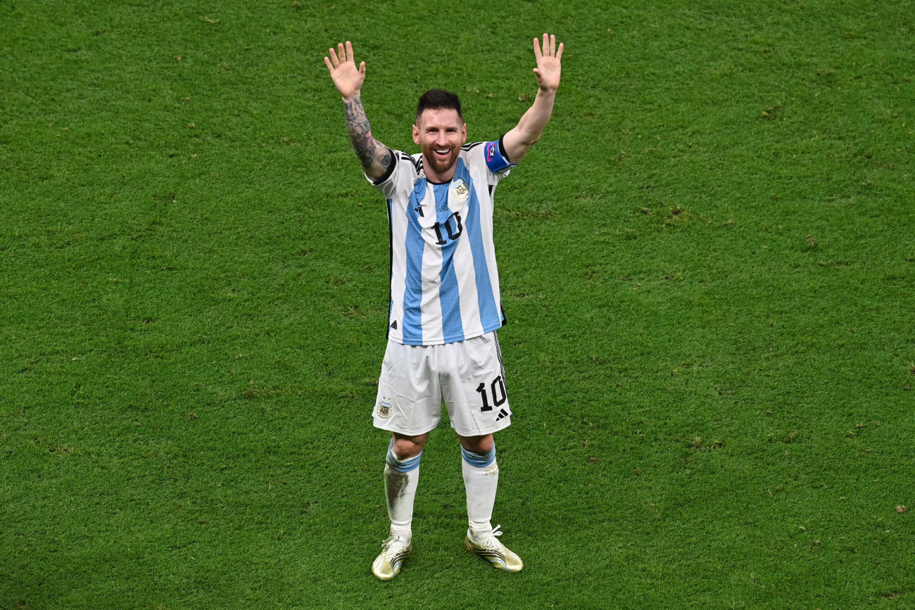 Loszaíl, 2022. december 18.
Az argentin Lionel Messi, miután csapata 4-2-re győzött a katari labdarúgó-világbajnokság döntőjében játszott Argentína-Franciaország mérkőzés 3-3-as hosszabbítása utáni tizenegyes-párbajban a Loszaíl Stadionban 2022. december 18-án.
MTI/EPA/Georgi Licovszki