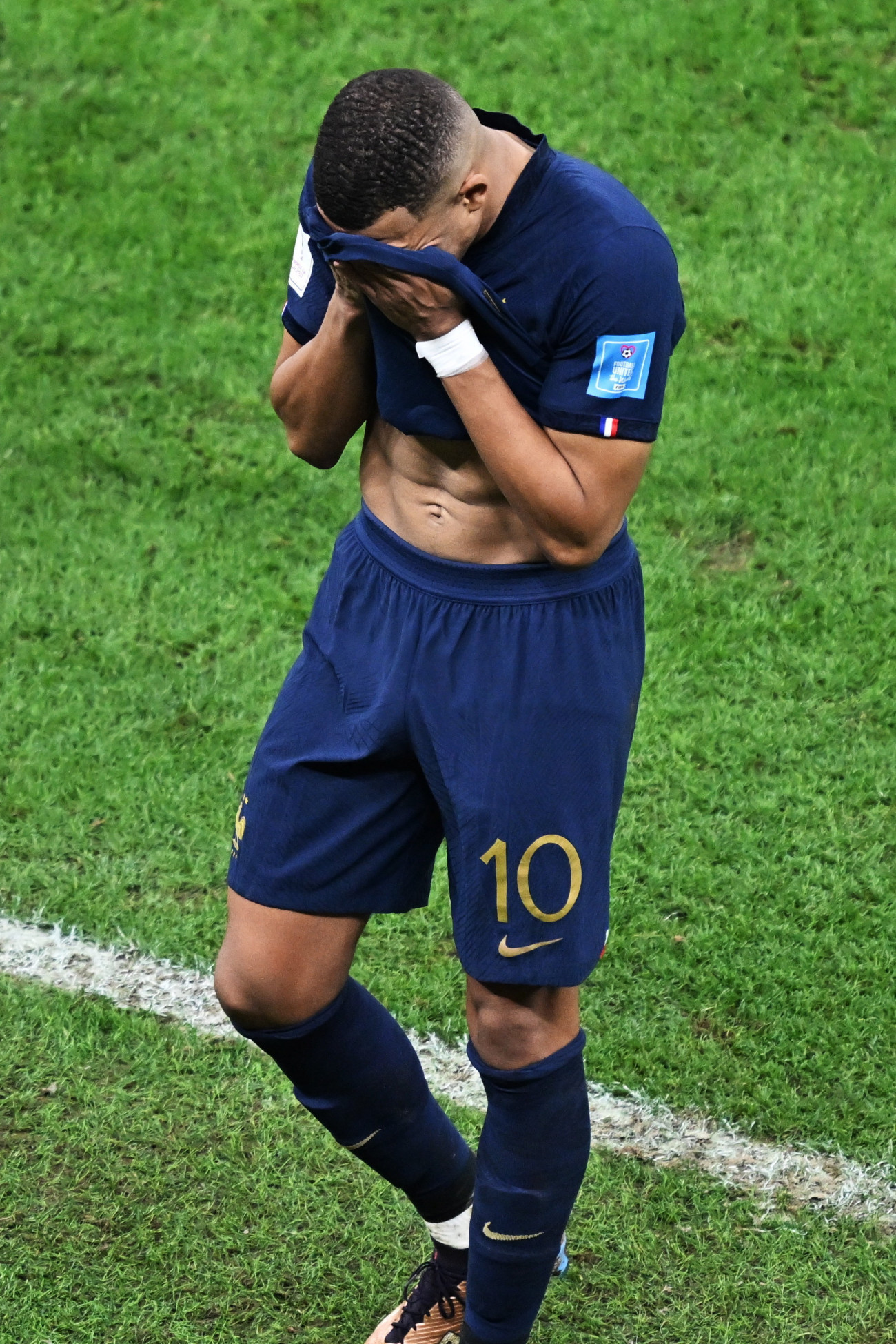 Loszaíl, 2022. december 18.
A francia Kylian Mbappé, miután csapata 4-2-re kikapott a katari labdarúgó-világbajnokság döntőjében játszott Argentína-Franciaország mérkőzés 3-3-as hosszabbítása utáni tizenegyes-párbajban a Loszaíl Stadionban 2022. december 18-án.
MTI/EPA/Nusad Szekkajil