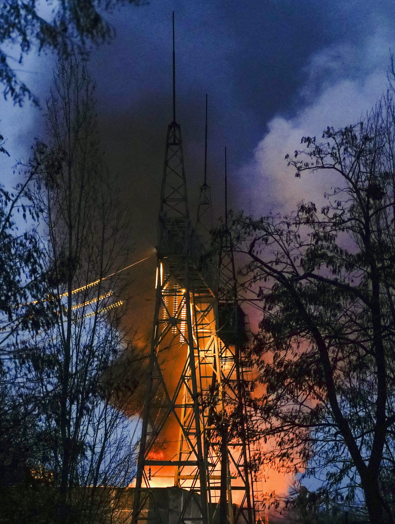 Kijev, 2022. december 19.
Orosz dróntámadás következtében kigyulladt infrastrukturális létesítmény Kijevben 2022. december 19-én hajnalban. A kijevi hatóságok arról számoltak be, hogy több mint húsz iráni gyártmányú drónt észleltek a főváros légterében, melyek közül legalább 15-öt lelőttek. Előzetes értesülések szerint a támadás nem követelt halottakat vagy sebesülteket.
MTI/EPA