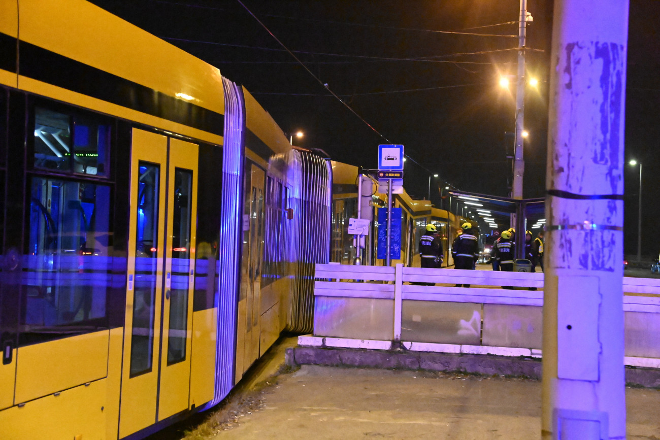 Budapest, 2022. december 19.
Sérült villamosok, miután összeütköztek a Boráros térnél 2022. december 19-én. A ráfutásos baleset miatt a 4-es villamos a Corvin-negyed és Újbuda-központ között, a 6-os a Corvin-negyed és a Móricz Zsigmond körtér között nem jár. A kimaradó szakaszon pótlóbuszok szállítják az utasokat.
MTI/Mihádák Zoltán