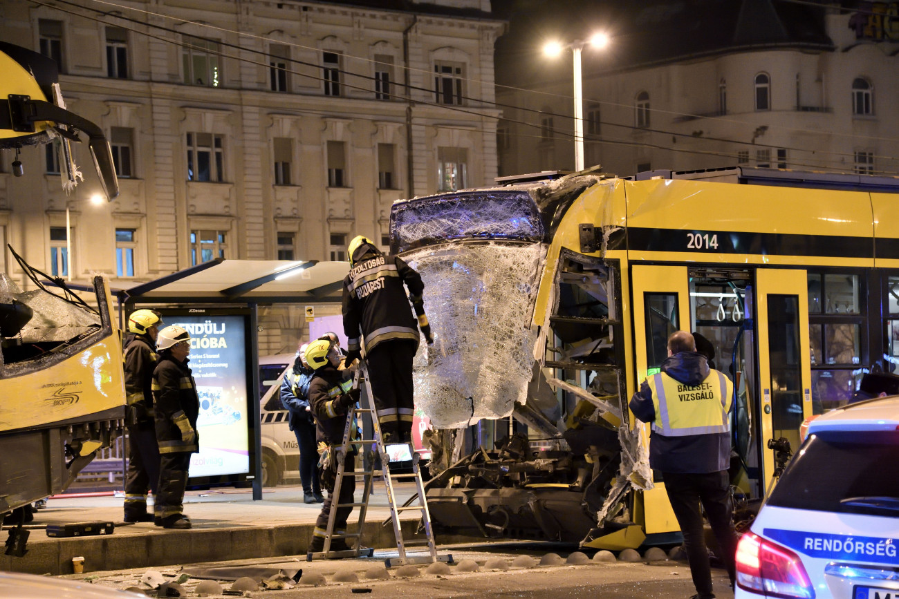 Budapest, 2022. december 20.
Ráfutásos balesetben összeroncsolódott Combino villamosok műszaki mentését végzik Budapest IX. kerületében, a Boráros térnél 2022. december 19-én. Az este történt baleset helyszínéről a mentők egy súlyos és öt könnyebb sérültet vittek kórházba. Reggelre helyreállt a közlekedés a 4-es és a 6-os villamos vonalán.
MTI/Lakatos Péter