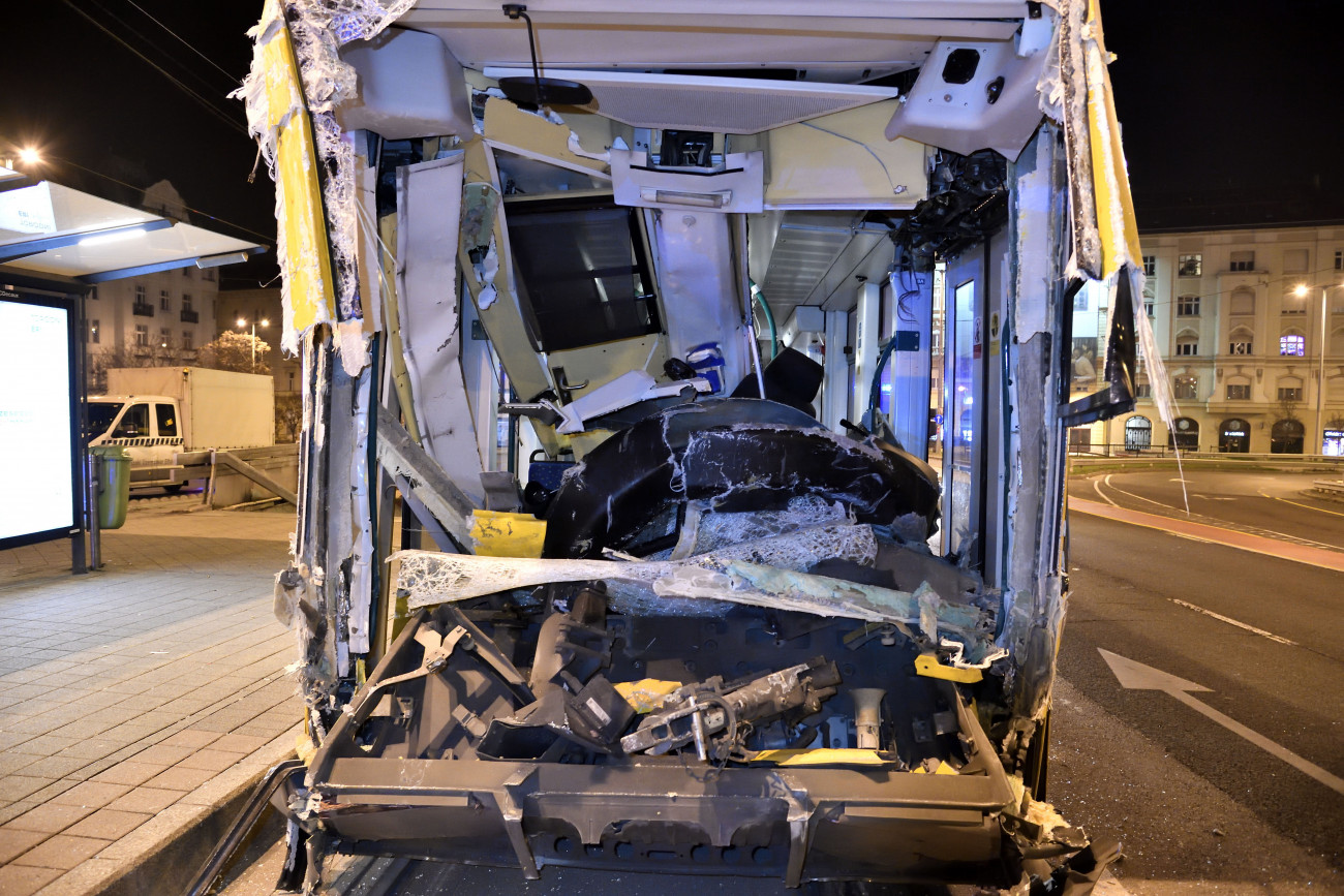 Budapest, 2022. december 20.
Ráfutásos balesetben összeroncsolódott Combino villamos Budapest IX. kerületében, a Boráros térnél 2022. december 20-án. A 19-én este történt baleset helyszínéről a mentők egy súlyos és öt könnyebb sérültet vittek kórházba. Reggelre helyreállt a közlekedés a 4-es és a 6-os villamos vonalán.
MTI/Lakatos Péter