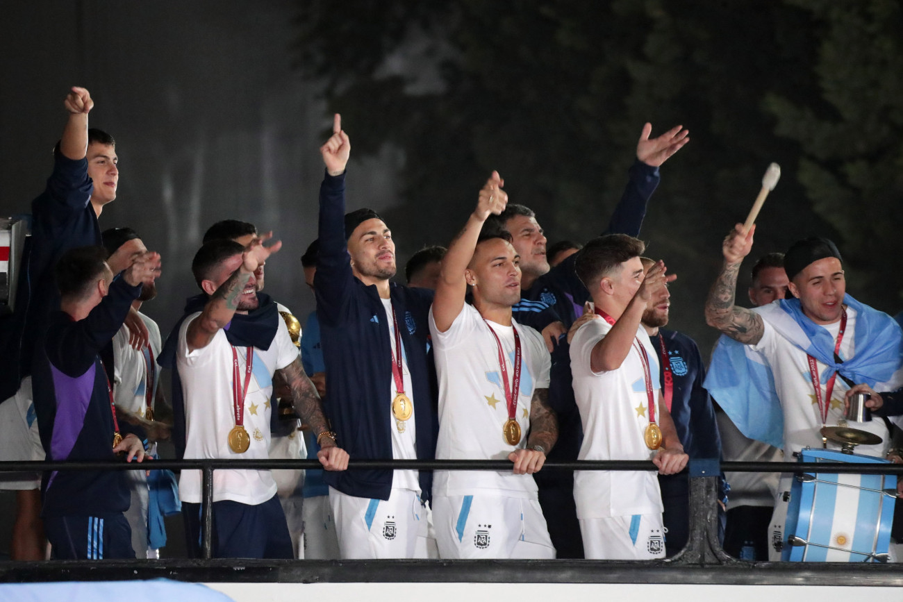 Buenos Aires, 2022. december 20.
A győztes argentin válogatott játékosai, miután megérkeztek a Buenos Aires-i Ezeiza repülőtérre 2022. december 20-án. Argentína két nappal korábban 4-2-re győzött a katari labdarúgó-világbajnokság döntőjében játszott Argentína-Franciaország mérkőzés 3-3-as hosszabbítása utáni tizenegyes-párbajban.
MTI/EPA/EFE/Raul Martinez