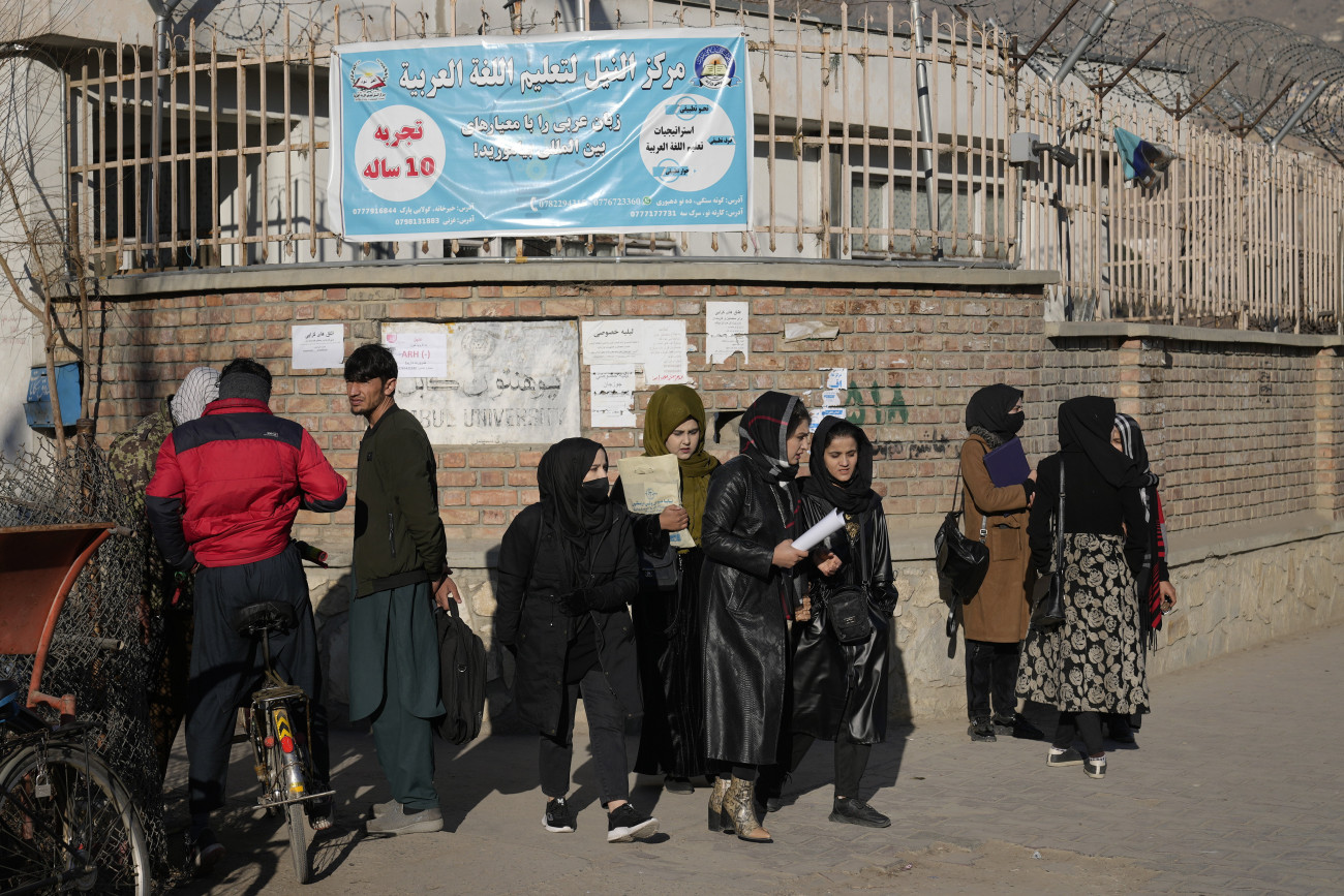 Kabul, 2022. december 21.
Afgán diáklányok a kabuli egyetem előtt 2022. december 21-én. Az afgán felsőoktatásért felelős miniszter december 20-i döntése szerint azonnali hatállyal kitiltják a nőket az egyetemekről Afganisztánban. A tálibok tavalyi hatalomátvétele után nemek szerint különítették el az oktatási intézményeket Afganisztánban, a legtöbb iskolából, köztük a középiskolákból is kizárták a nőket. Jelentősen korlátozták azt is, hogy milyen területeken tanulhatnak: női hallgatókat csak nők vagy idősek taníthattak, és szigorúan megtiltották a részvételüket az állatorvos-tudomány, a mérnöki tudományok, a közgazdaságtan, a mezőgazdaság és az újságírás területén.
MTI/AP/Ebrahim Noroozi