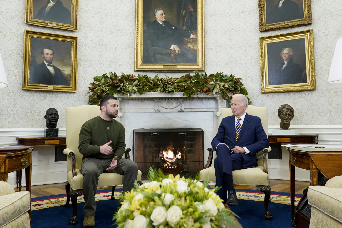 Joe Biden amerikai elnök és Volodimir Zelenszkij ukrán elnök a washingtoni Fehér Ház Ovális irodájában 2022. december 21-én.
Forrás: MTI/AP/Patrick Semansky