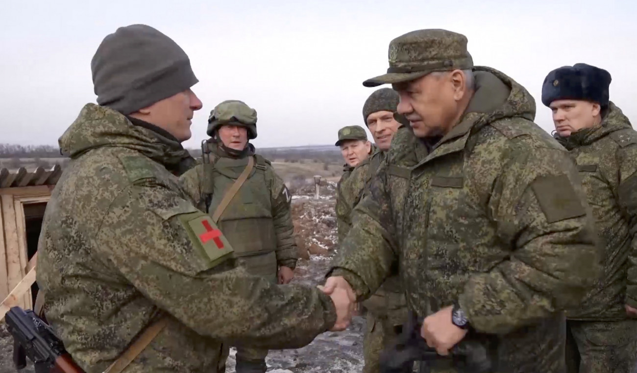 Ukrajna, 2022. december 22.
Az orosz védelmi minisztérium sajtószolgálata által közreadott, videófelvételről készített képen Szergej Sojgu orosz védelmi miniszter (j) megtekinteni érkezik az Ukrajna elleni háborúban harcoló orosz katonai egységek állásait egy meg nem nevezett ukrajnai helyszínen 2022. december 22-én.
MTI/EPA/Orosz védelmi minisztérium sajtószolgálata