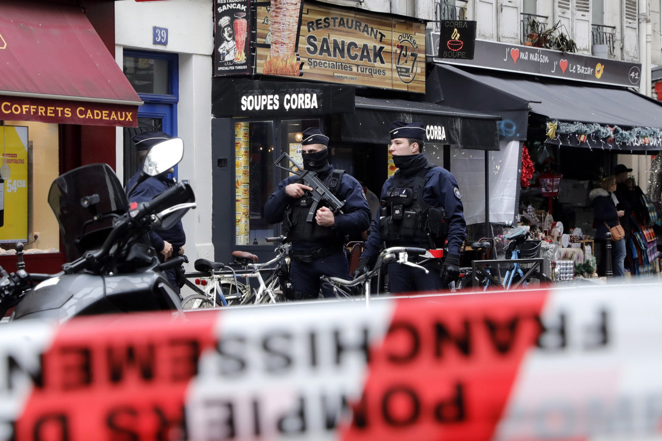 Párizs, 2022. december 23.
Rendőrök a Párizs belvárosban, a 10. kerületi Enghien utcában elkövetett lövöldözés helyszínén 2022. december 23-án. A támadás következtében két ember életét vesztette, négy sérült válságos állapotban van. A rendőrök a lövöldözéssel összefüggésben egy 60 év körüli férfit tartóztattak le.
MTI/EPA/Teresa Suarez