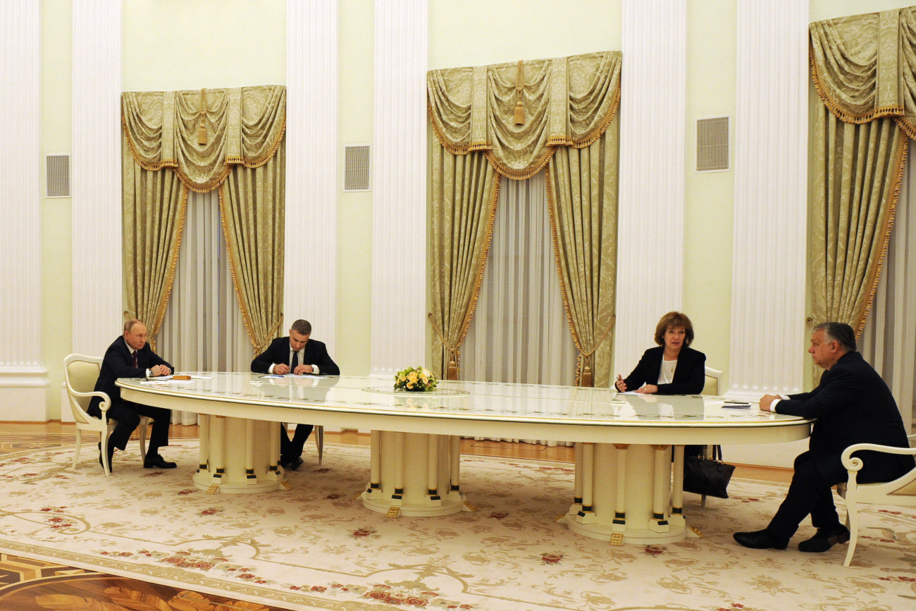 Moszkva, 2022. február 1.
A Kreml által közreadott képen Vlagyimir Putyin orosz elnök (b) és Orbán Viktor miniszterelnök (j) tárgyalása Moszkvában 2022. február 1-jén.
MTI/Kreml