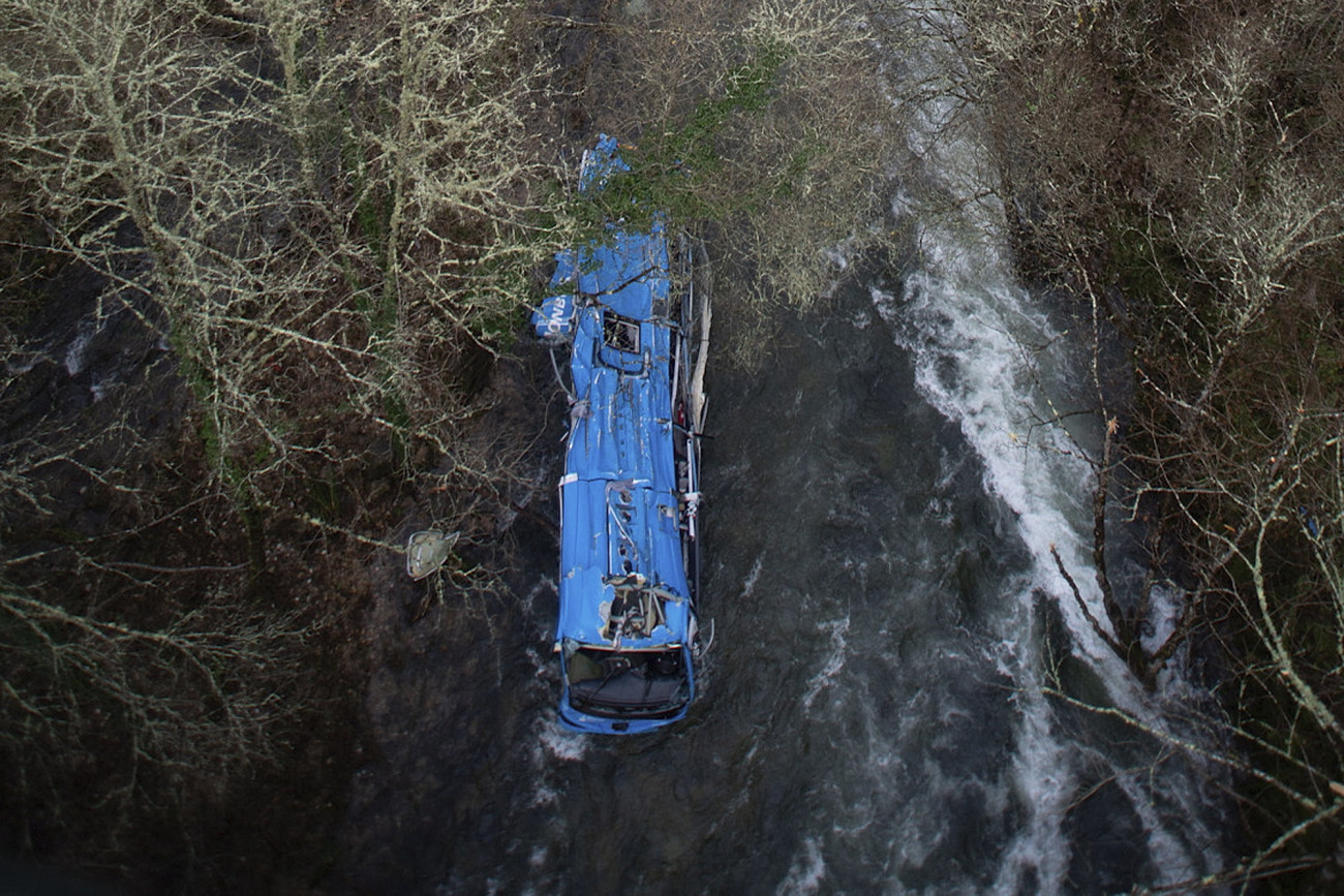 Pedre, 2022. december 26.
Megrongálódott busz áll a Lérez-folyó vizében 2022. december 26-án, miután előző éjszaka eddig ismeretlen okból 40 métert zuhant egy hídról  az északnyugat-spanyolországi Pedre nevű településen. A 63 éves sofőrt és egy női utast sikerült élve kimenekíteni, őket sérülésekkel egy közeli kórházba szállították.
MTI/AP/Europa Press/Gustavo de la Paz