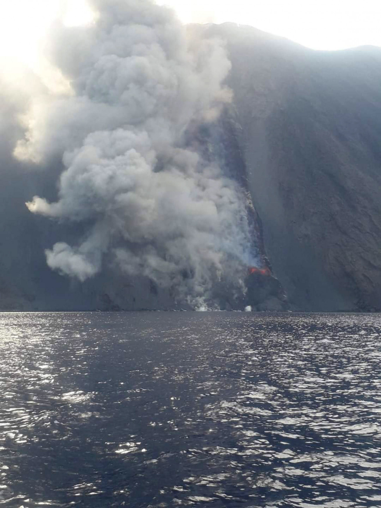 Hamufelhőt lövell ki a Stromboli tűzhányó a Szicíliától 60 km-re északra elterülő azonos nevű apró szigeten 2022. október 9-én.
Forrás: MTI/EPA/ANSA/Francesco Nuccio