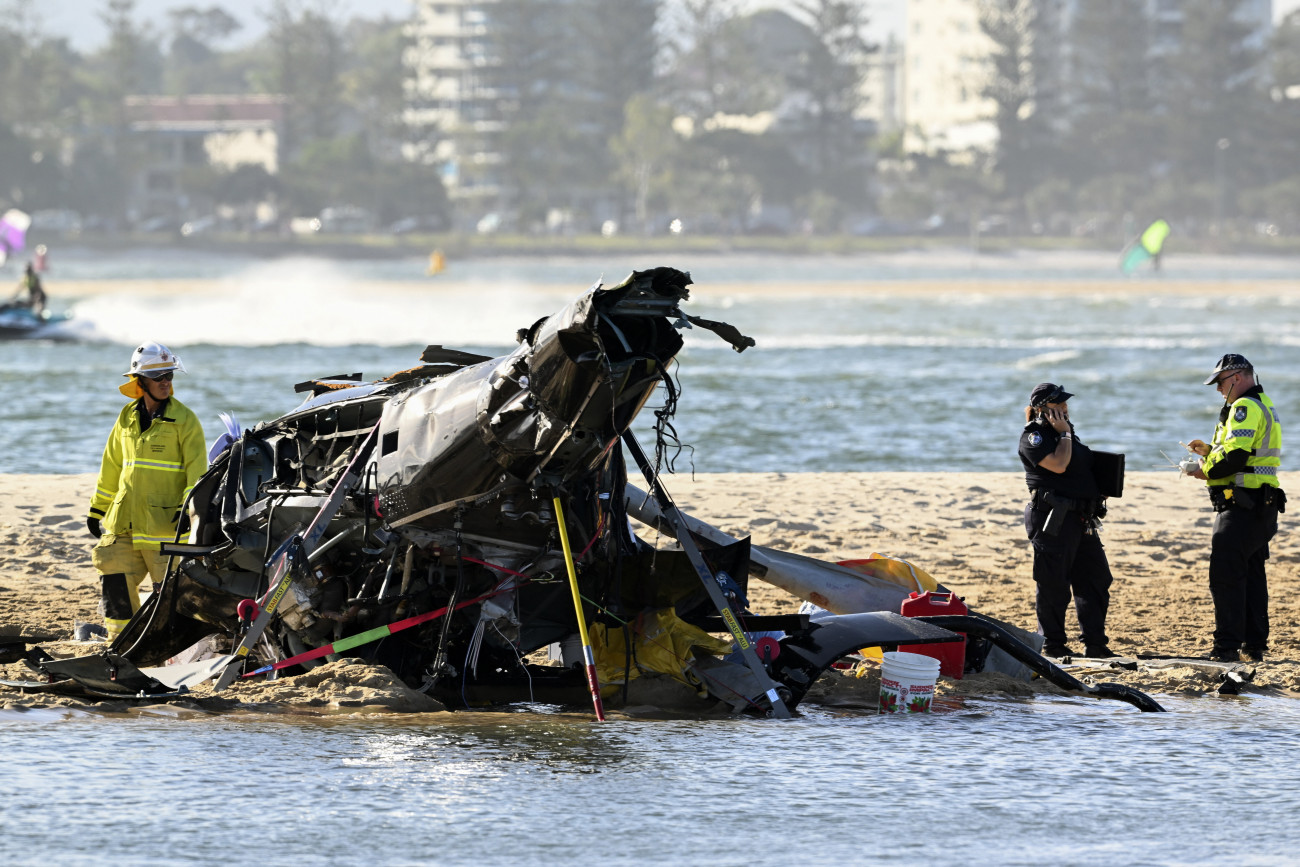 Gold Coast, 2023. január 2.
Rendőrök helyszínelnek a két összeütközött helikopter egyikének roncsai mellett az ausztráliai Queensland állambeli Gold Coast tengeri vidámparkja közelében 2023. január 2-án. A balesetben négyen életüket vesztették, 13 sérültet kórházba szállítottak.
MTI/AP/AAP/Dave Hunt