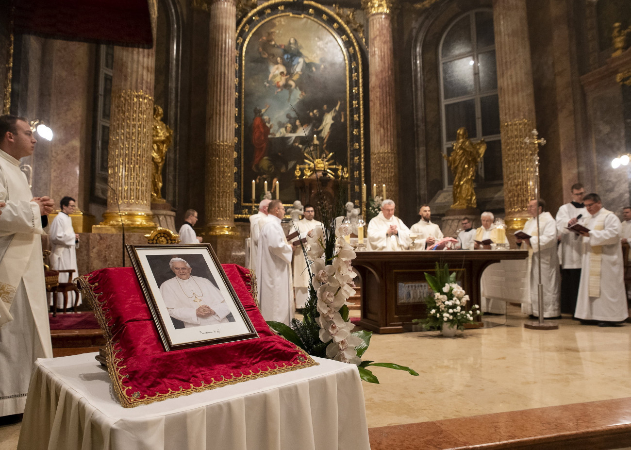 Győr, 2023. január 2.
Veres András győri megyés püspök, a Magyar Katolikus Püspöki Konferencia (MKPK) elnöke (j8) gyászmisét mutat be XVI. Benedek emeritus pápa emlékére a győri Nagyboldogasszony-székesegyházban 2023. január 2-án. A 95 esztendős emeritus pápa, aki 2005 és 2013 között volt a római katolikus egyház feje, 2022. december 31-én hunyt el. XVI. Benedeket, polgári nevén Joseph Ratzingert január 5-én helyezik örök nyugalomra a Szent Péter-bazilika kriptájában.
MTI/Krizsán Csaba