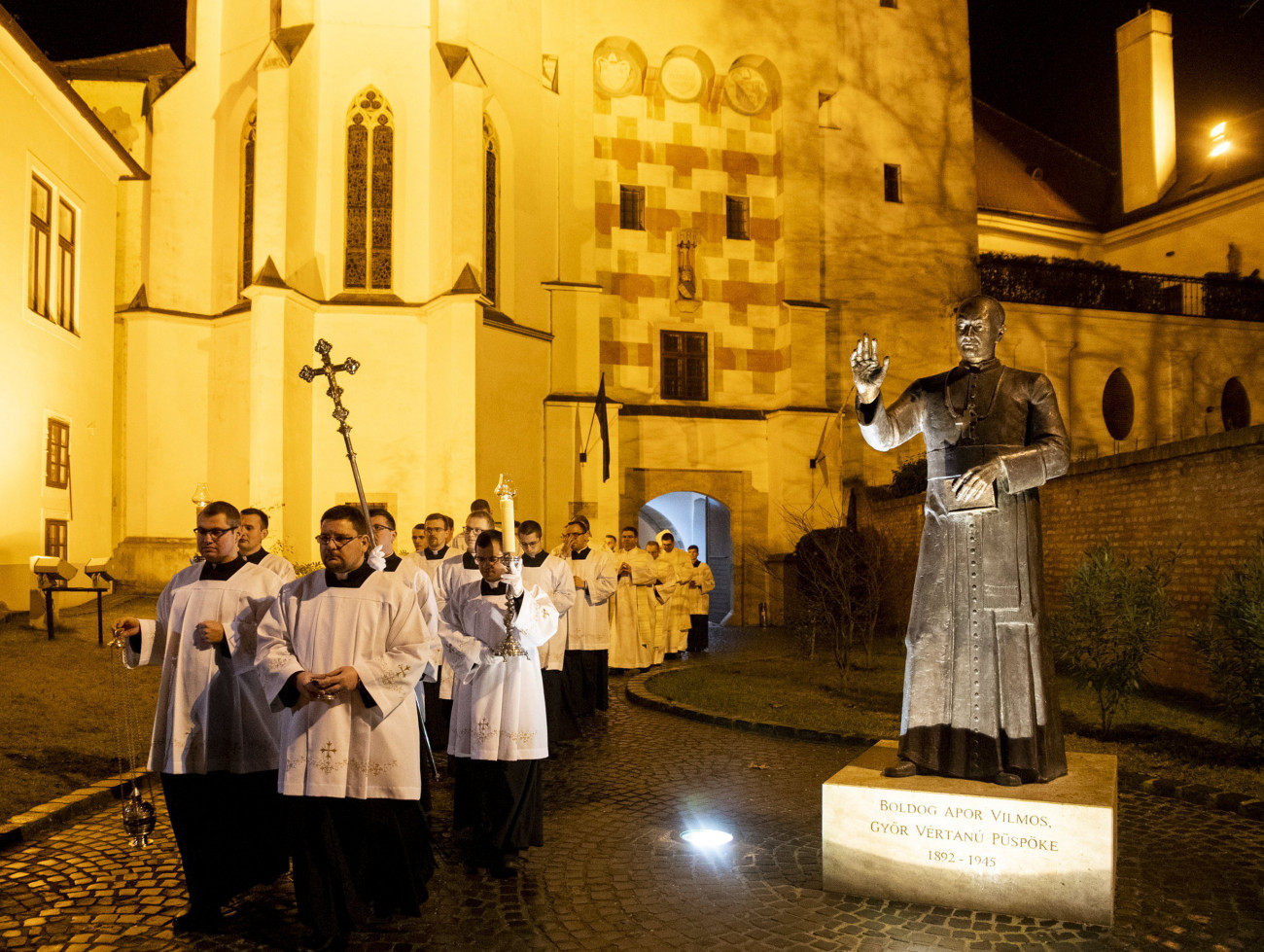 Győr, 2023. január 2.
Egyházi tagok érkeznek gyászmisére, amelyet XVI. Benedek emeritus pápa emlékére mutat be Veres András győri megyés püspök, a Magyar Katolikus Püspöki Konferencia (MKPK) elnöke a győri Nagyboldogasszony-székesegyházban 2023. január 2-án. A 95 esztendős emeritus pápa, aki 2005 és 2013 között volt a római katolikus egyház feje, 2022. december 31-én hunyt el. XVI. Benedeket, polgári nevén Joseph Ratzingert január 5-én helyezik örök nyugalomra a Szent Péter-bazilika kriptájában.
MTI/Krizsán Csaba