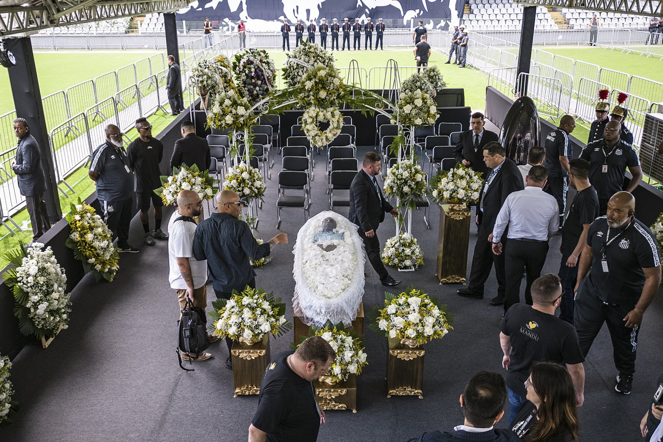 Santos, 2023. január 2.
Edson Arantes do Nascimento, közismert nevén Pelé háromszoros világbajnok brazil labdarúgó koporsója a santosi Vila Belmiro stadionban felállított ravatalon 2023. január 2-án. A ravatal előtt 24 órán keresztül bárki leróhatja kegyeletét, temetése január 3-án lesz. Pelé 2022. december 29-én, 82 éves korában hunyt el. Jair Bolsonaro, a hivatalából távozó brazil elnök háromnapos nemzeti gyászt rendelt el a tiszteletére.
MTI/AP/Matias Delacroix