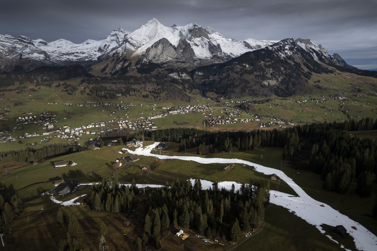 Wildhaus, 2023. január 4.
Műhóval borított sípálya a svájci Wildhausban 2023. január 4-én. A svájci Alpok síüdülőhelyein hóhiány van a szokatlanul meleg időjárás miatt.
MTI/EPA/Keystone/Gian Ehrenzeller