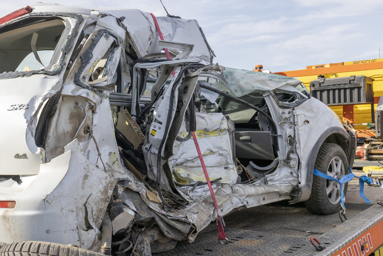 Nagyrécse, 2023. január 8.
Ütközésben összeroncsolódott személygépkocsi Nagyrécsénél 2023. január 8-án. A 7-es főút 203-as kilométerénél az autó egy autóbusszal ütközött össze, a balesetben a személyautó vezetője életét vesztette.
MTI/Varga György