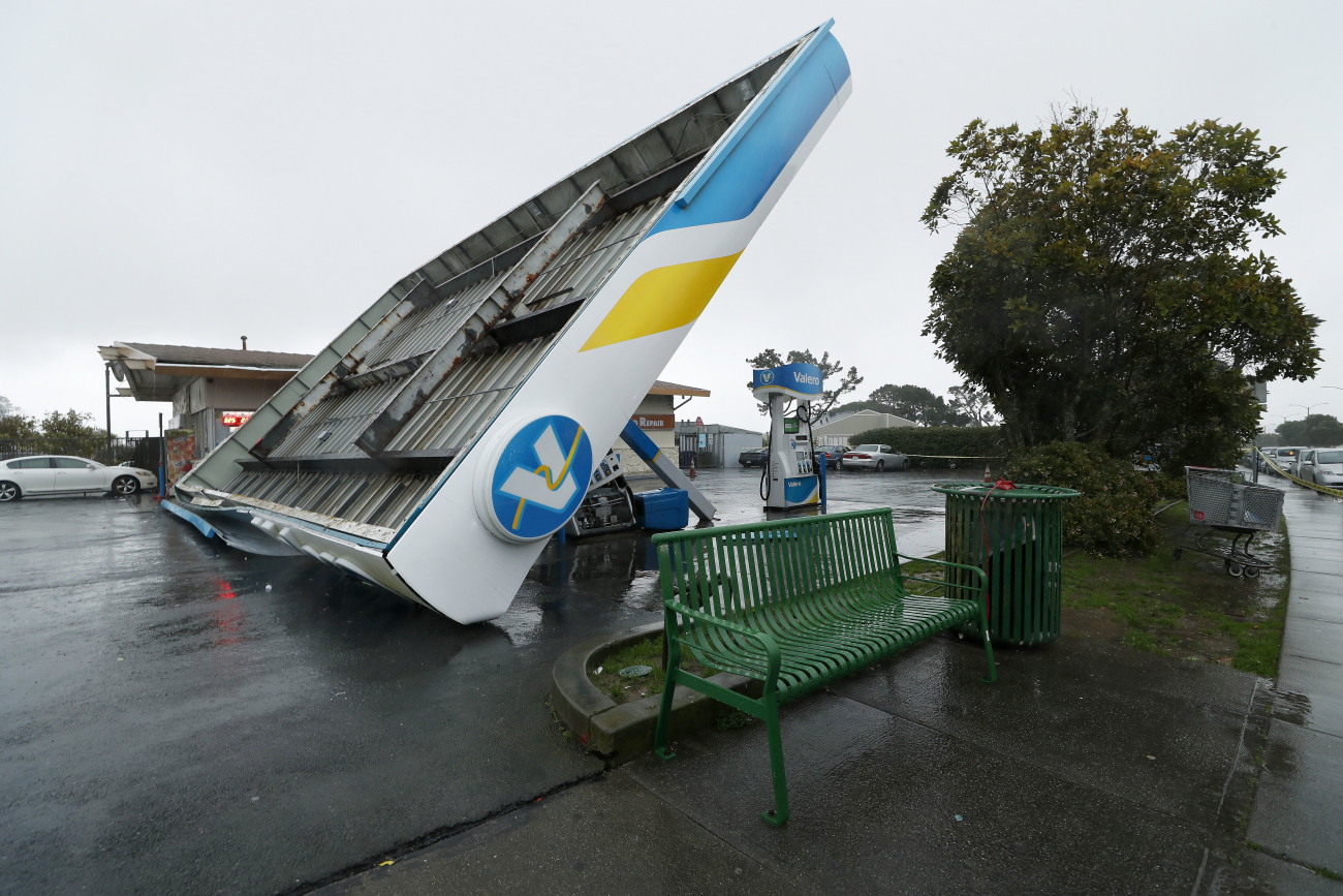 San Francisco, 2023. január 5.
Ledöntött tetejű benzinkút San Franciscóban 2023. január 5-én, amikor heves esőzéssel kísért vihar vonul át a térségen. A viharnak legalább két halálos áldozata van, a kormányzó rendkívüli állapotot rendelt el Kalifornia államban.
MTI/EPA/John G. Mabanglo